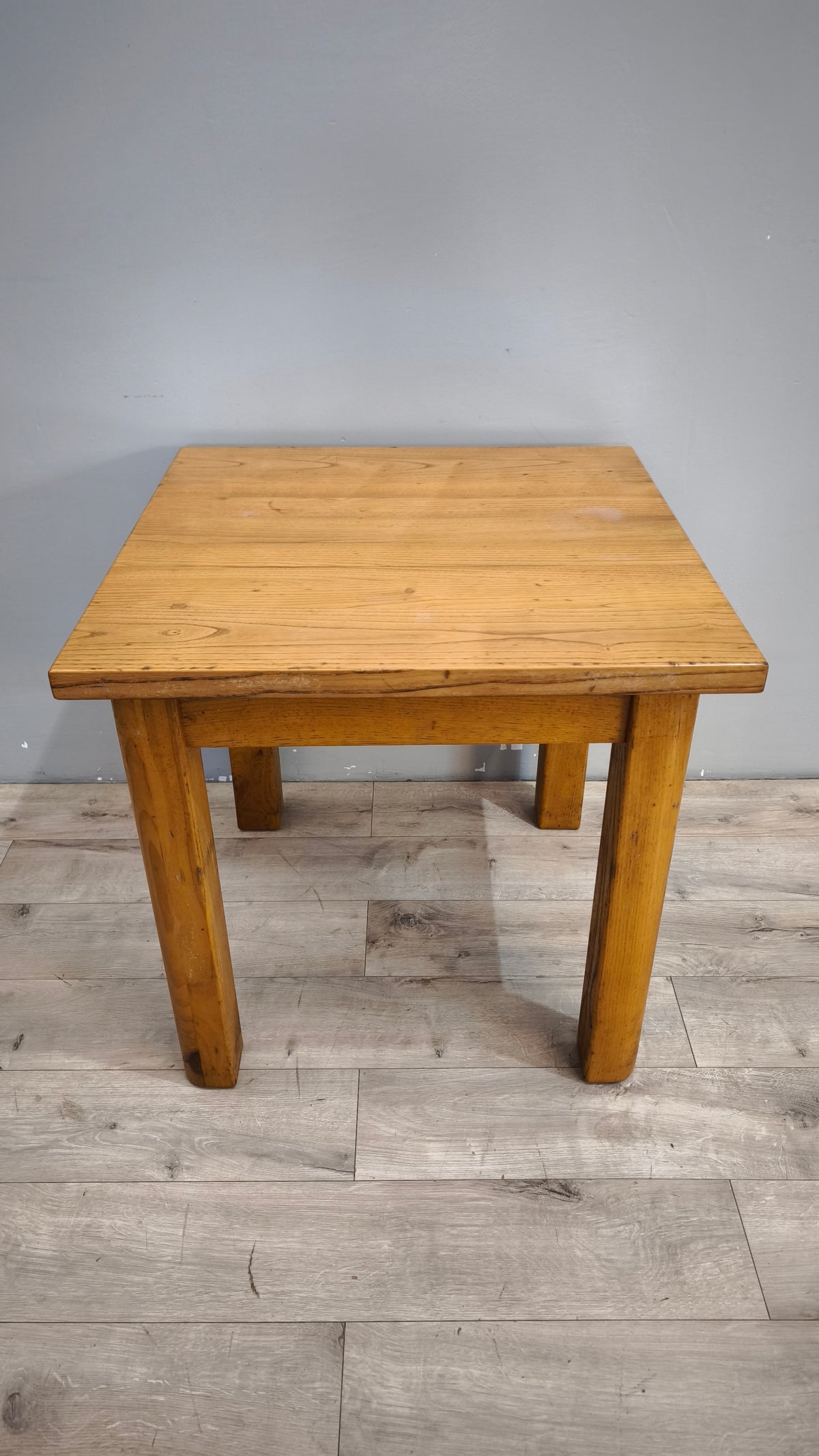 93607 Tavolo in legno con piano quadrato