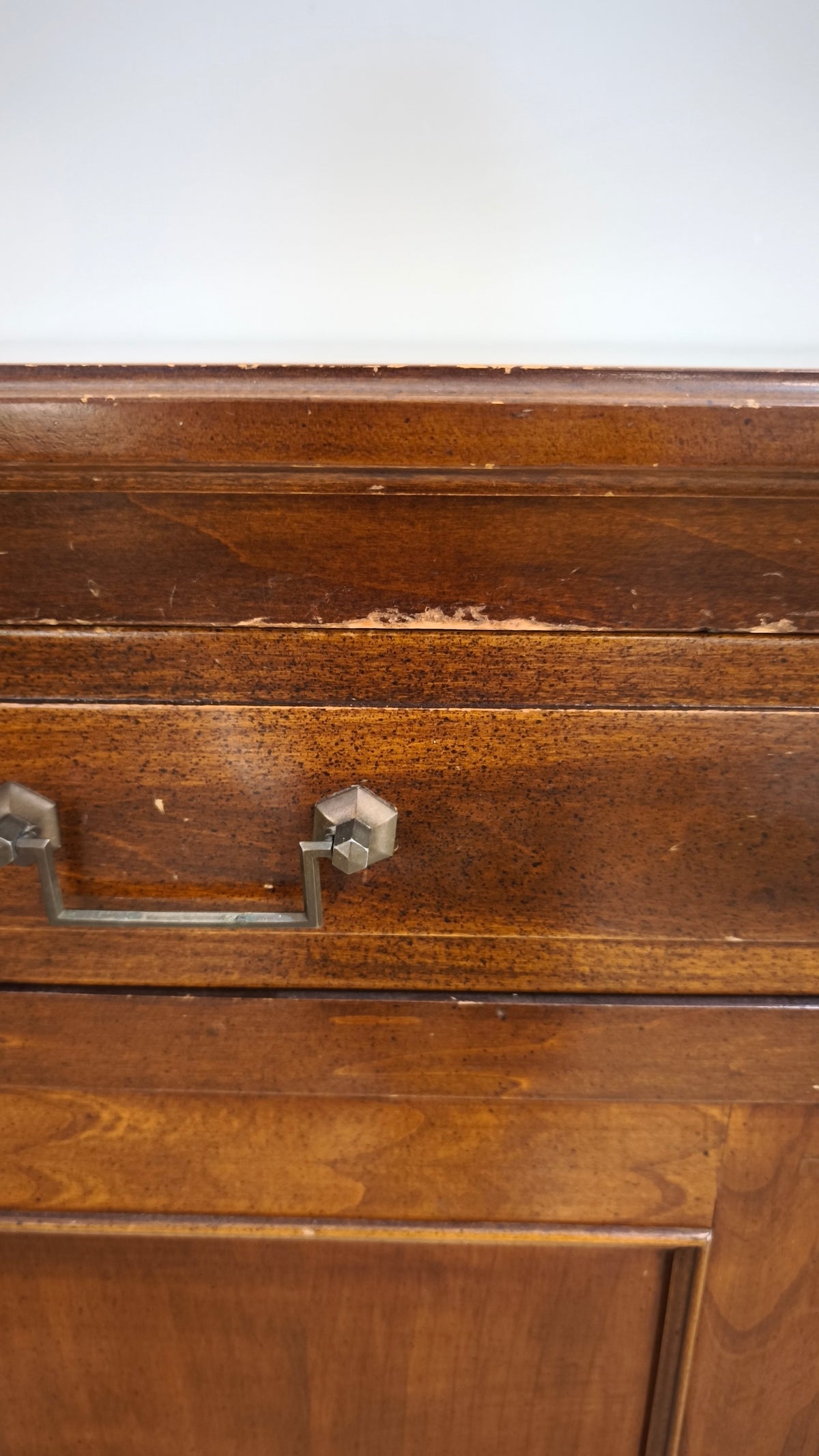 93681 Credenzina in legno due sportelli e due cassetti