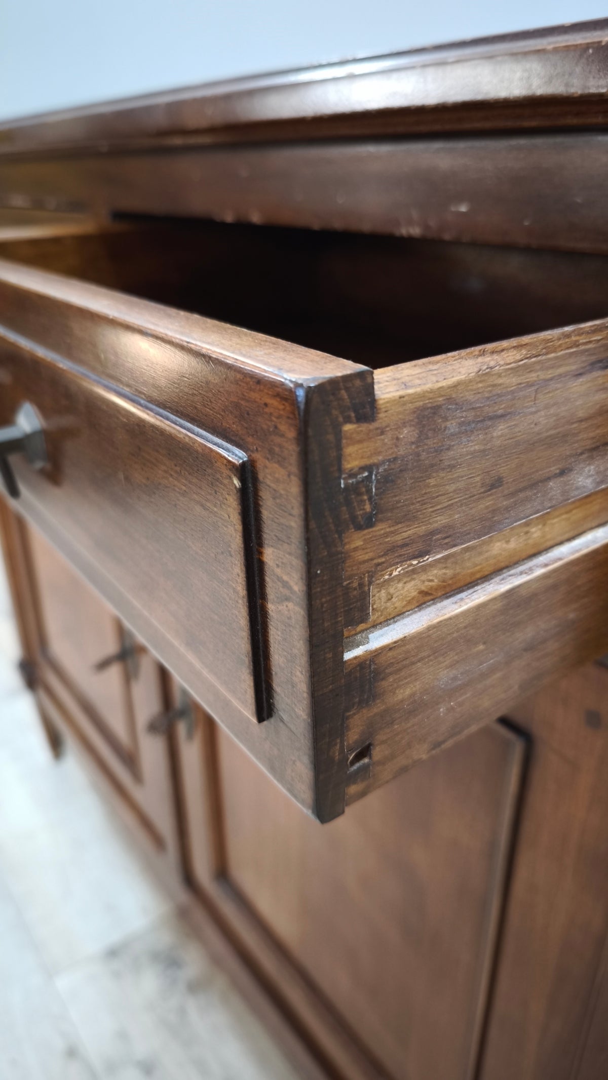 93681 Credenzina in legno due sportelli e due cassetti