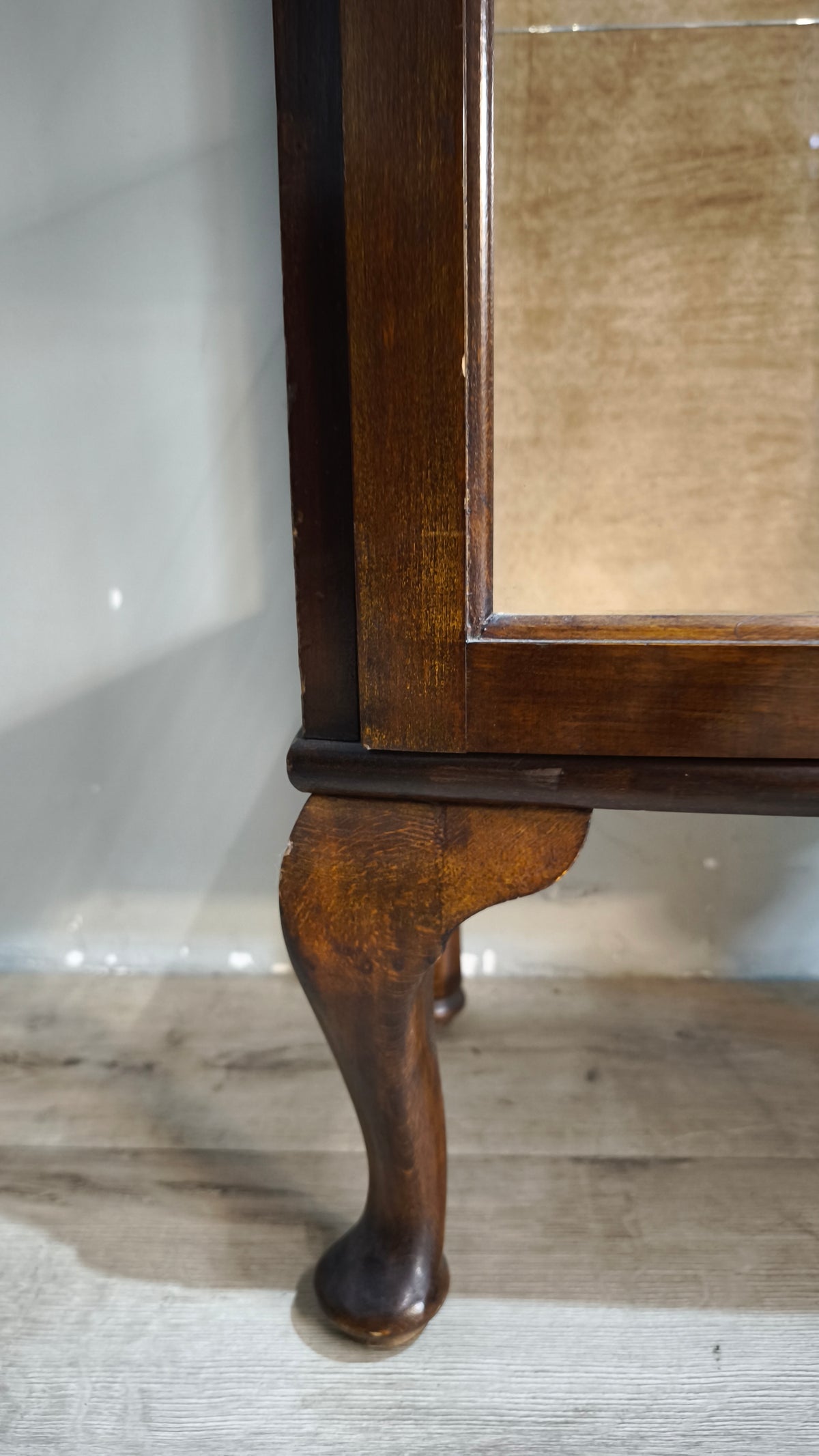93691 Vetrinetta stile inglese con ripiani in vetro