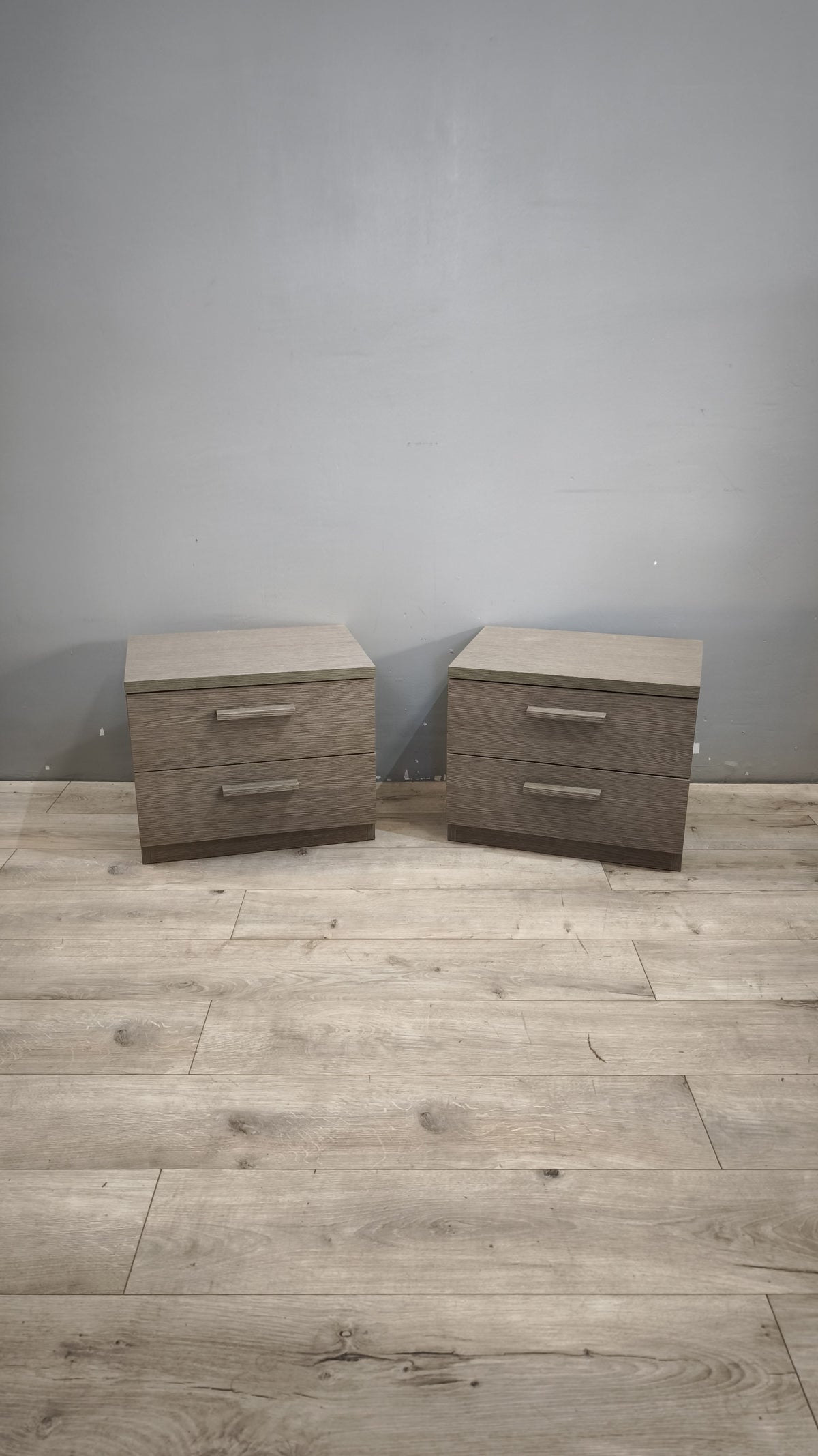 93618 Coppia di comodini grigi con due cassetti
