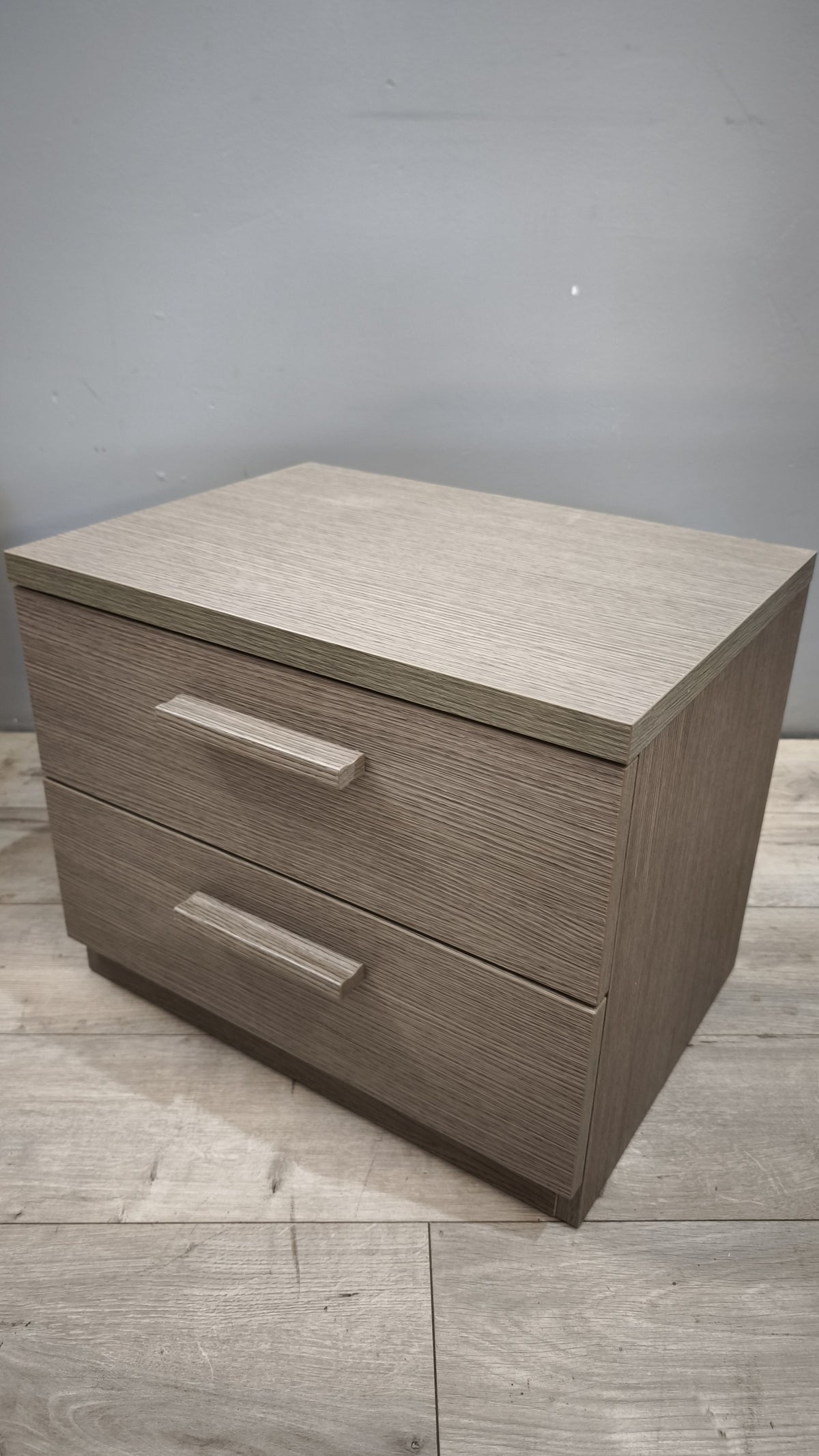 93618 Coppia di comodini grigi con due cassetti