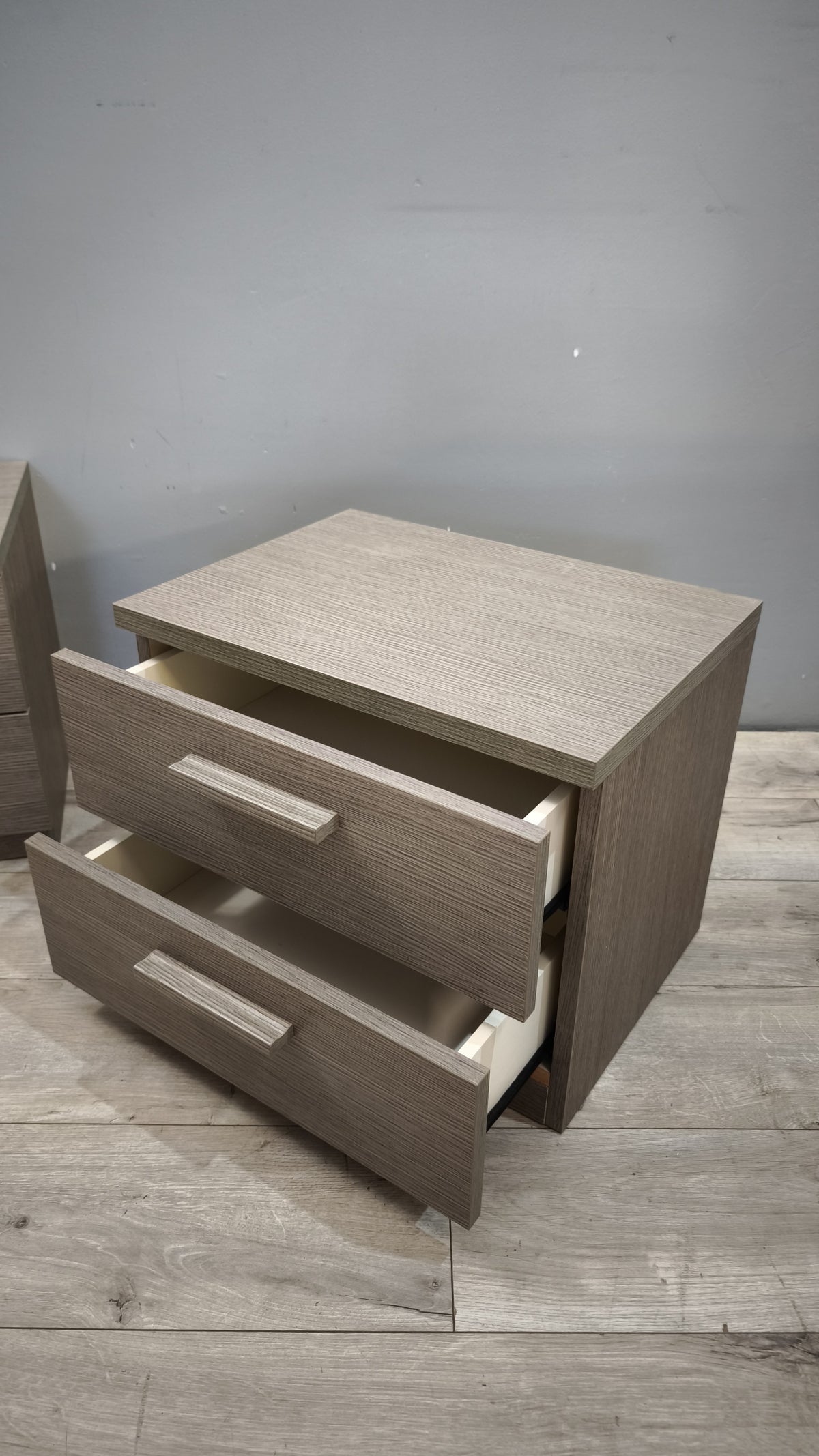 93618 Coppia di comodini grigi con due cassetti