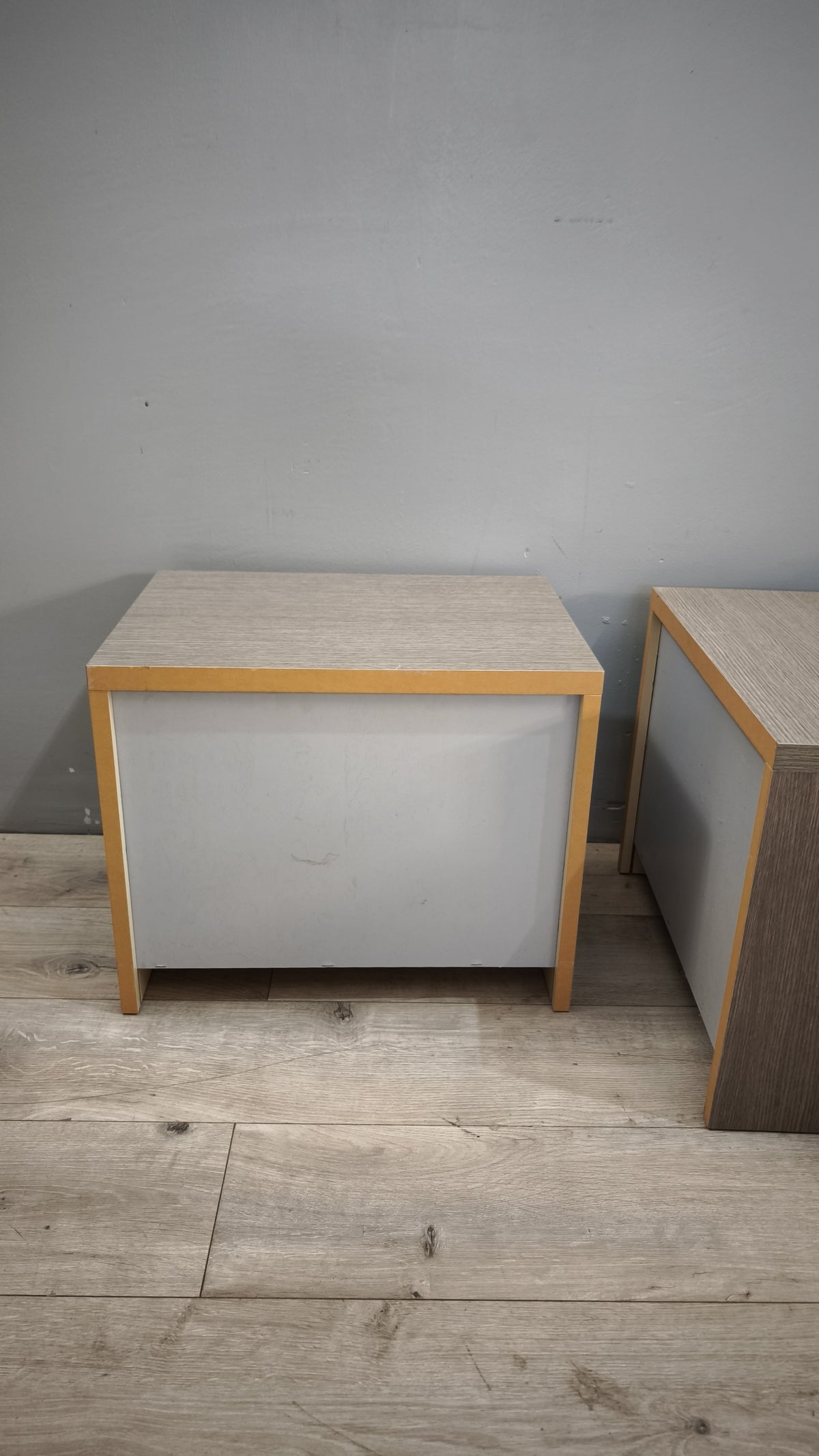 93618 Coppia di comodini grigi con due cassetti