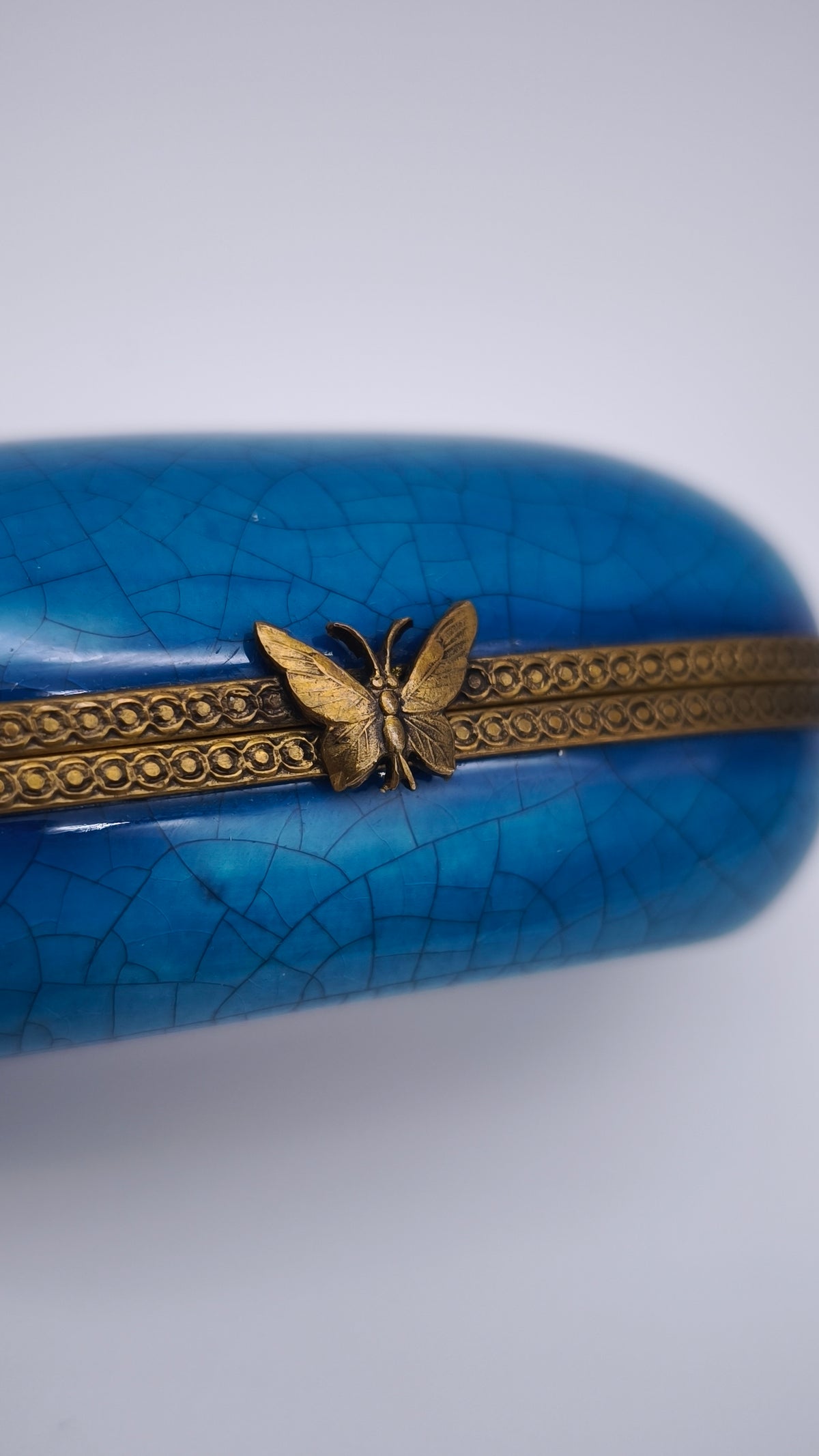 93749 Scatolina in ceramica con chiusura a farfalla