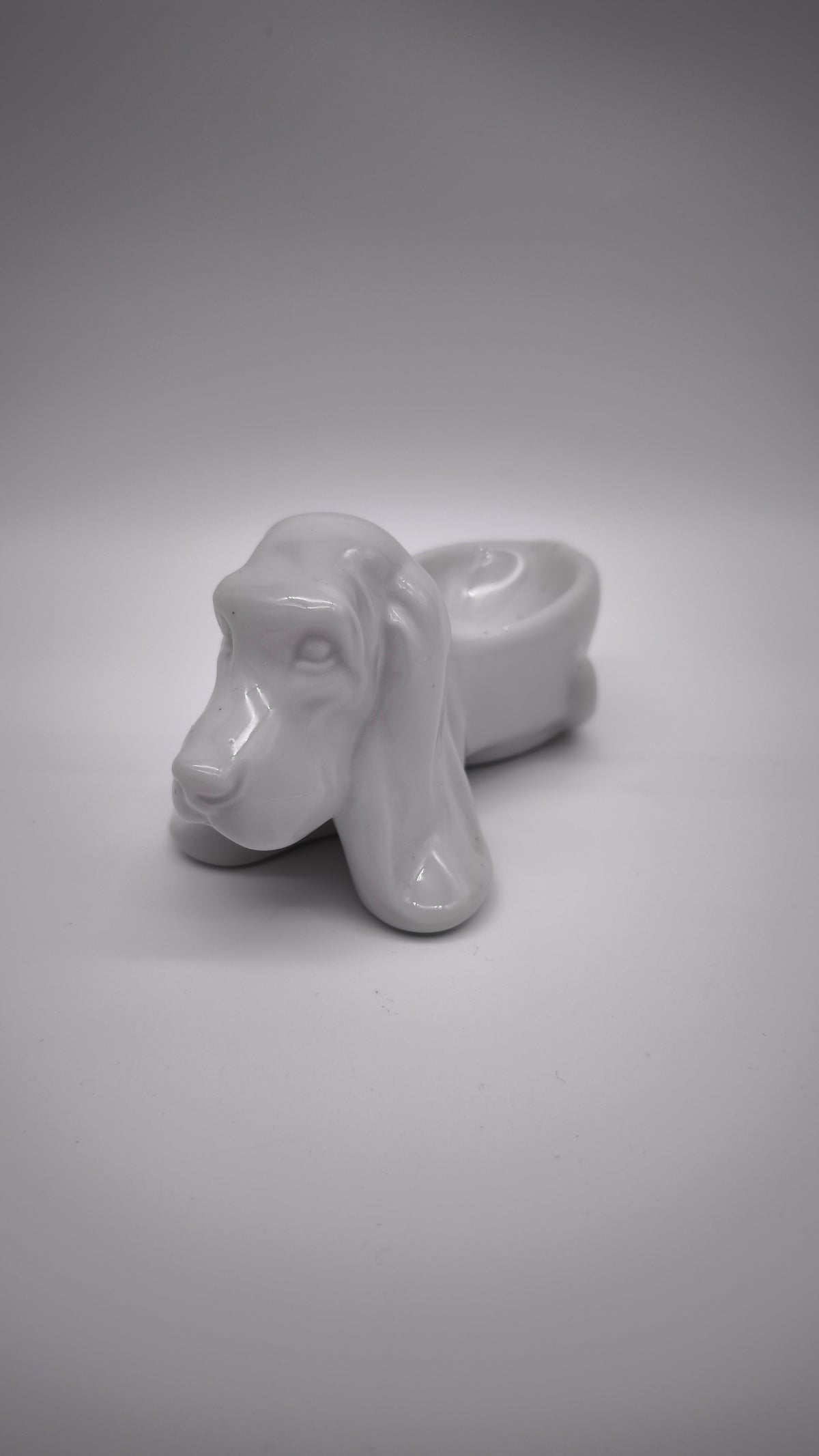 93811 Porta cenere Basset Hound in ceramica bianca