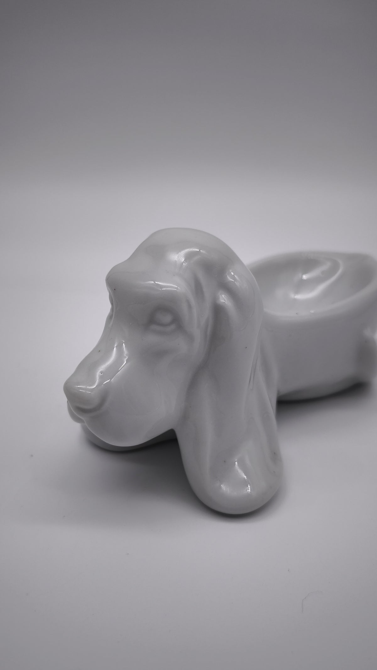 93811 Porta cenere Basset Hound in ceramica bianca