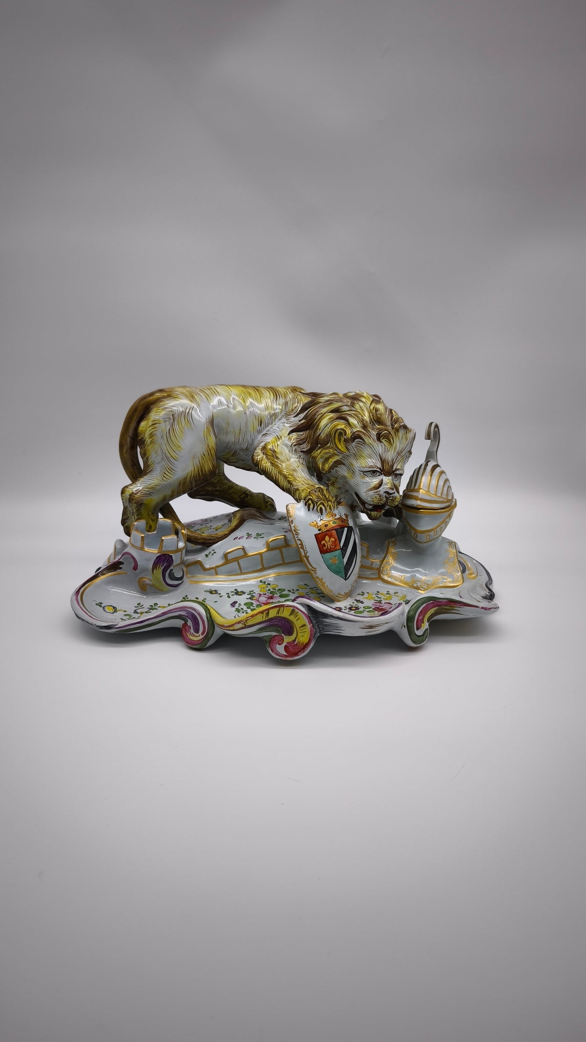 93880 Calamaio in maiolica dipinta con leone rampante, XIX secolo
