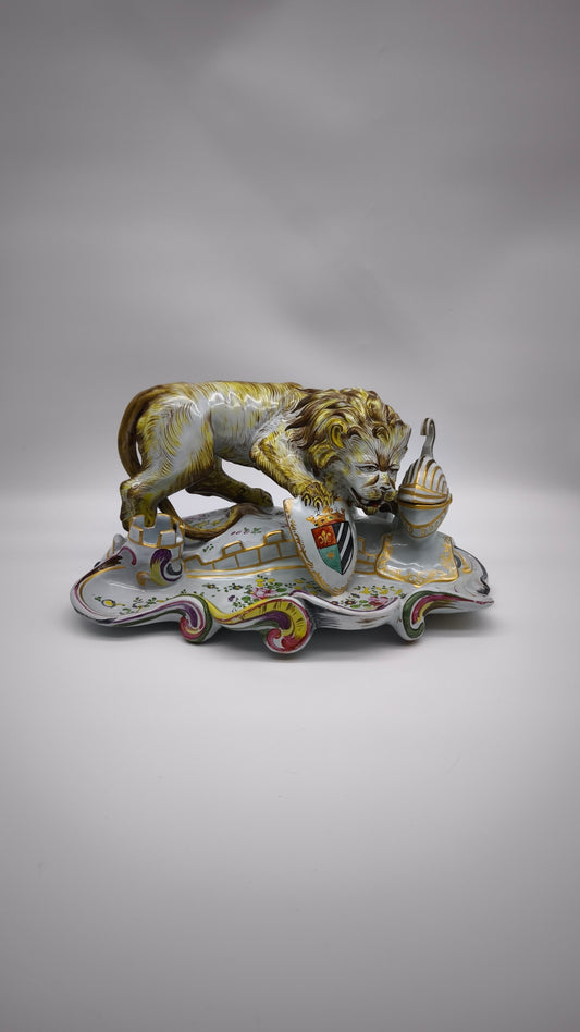 93880 Calamaio in maiolica dipinta con leone rampante, XIX secolo