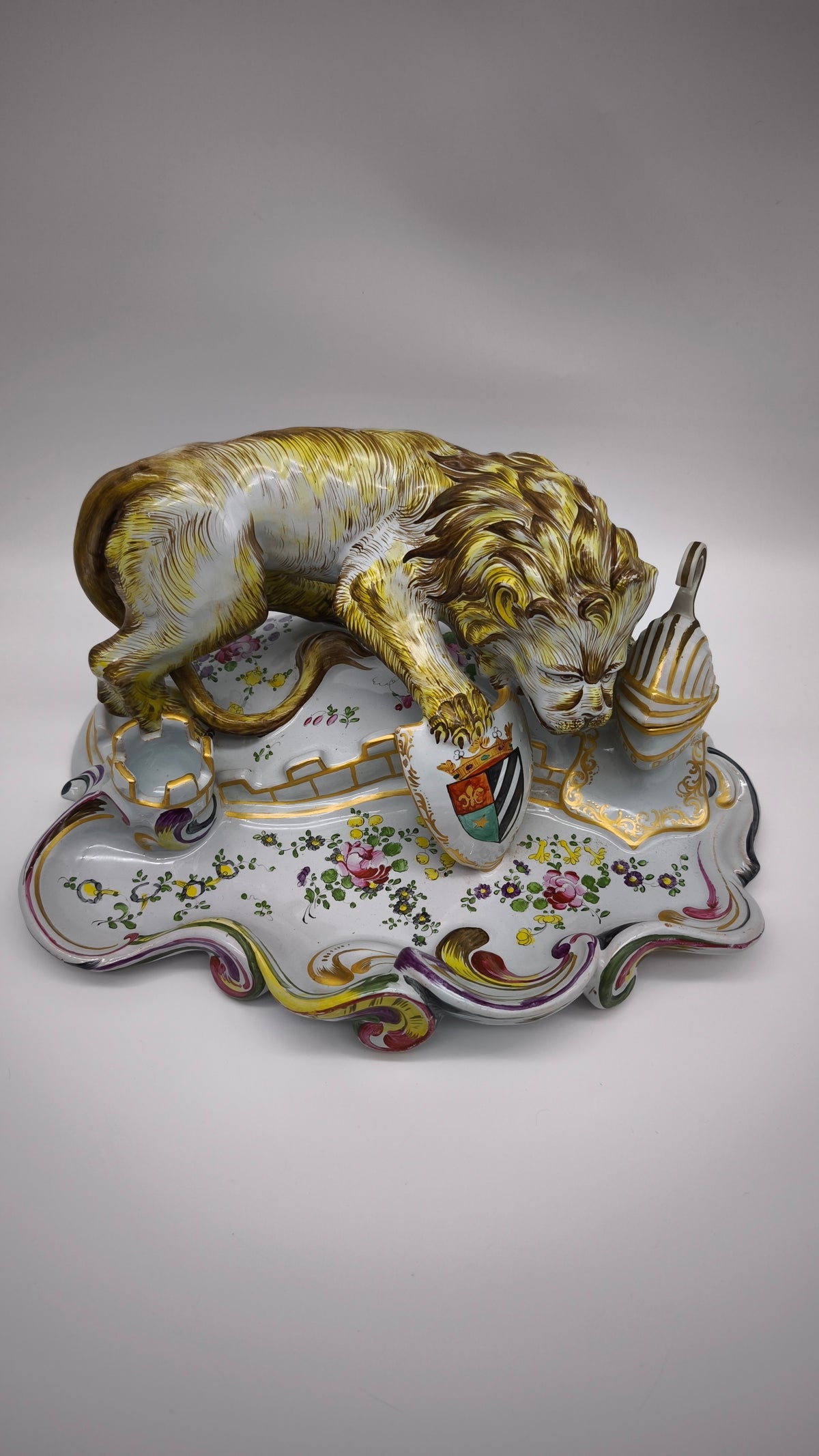 93880 Calamaio in maiolica dipinta con leone rampante, XIX secolo