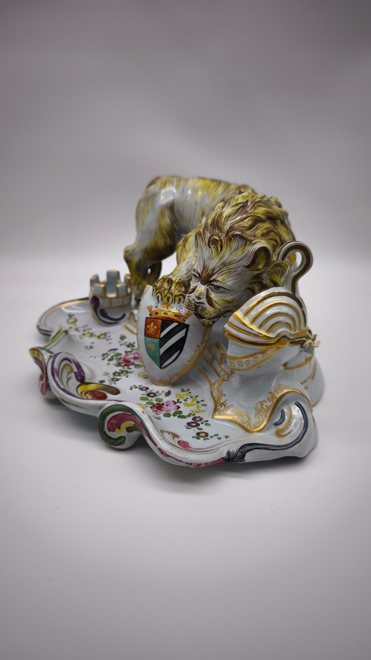 93880 Calamaio in maiolica dipinta con leone rampante, XIX secolo