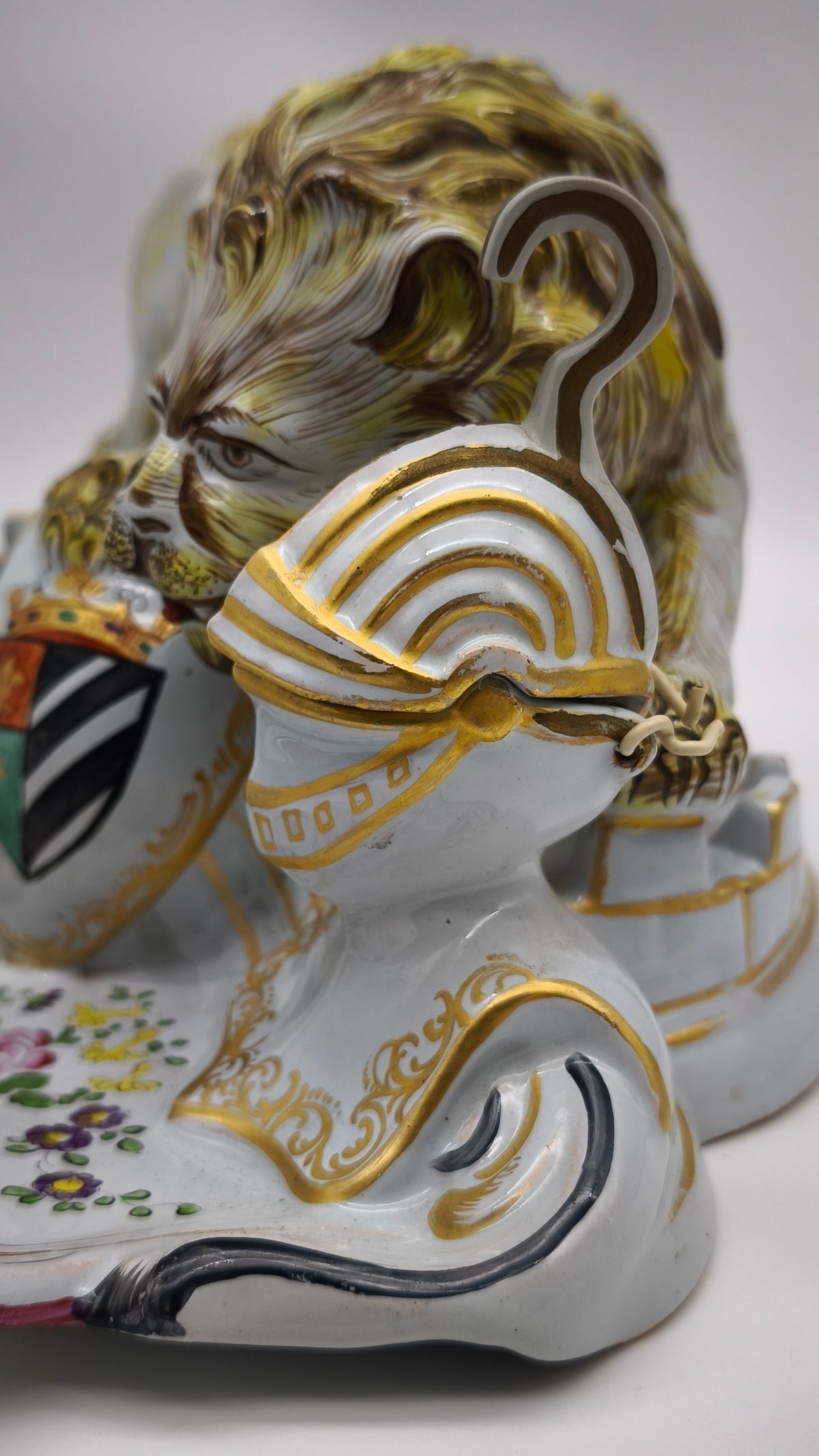 93880 Calamaio in maiolica dipinta con leone rampante, XIX secolo