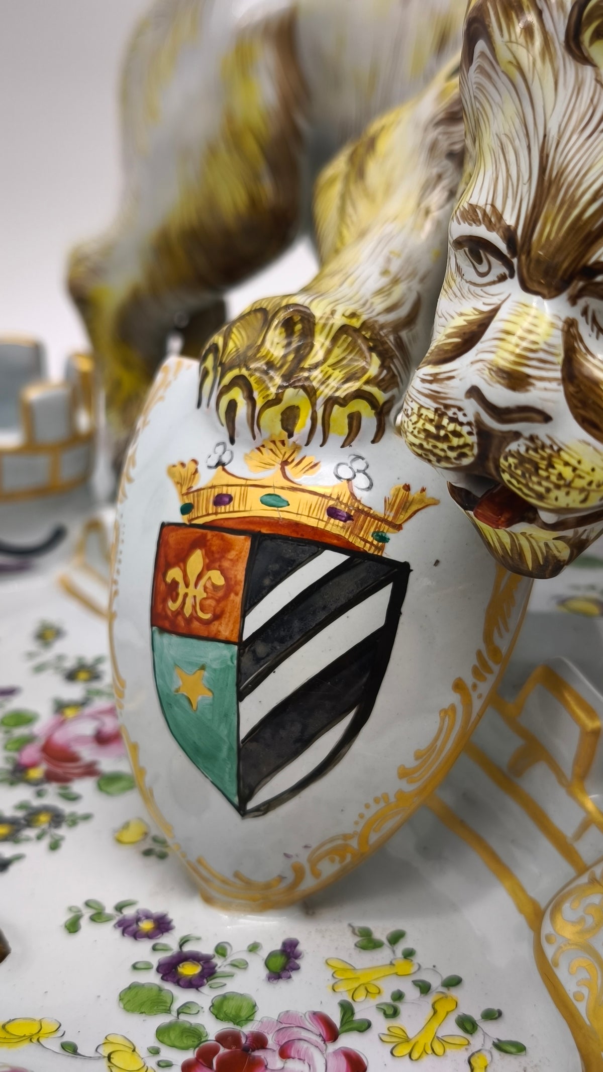 93880 Calamaio in maiolica dipinta con leone rampante, XIX secolo
