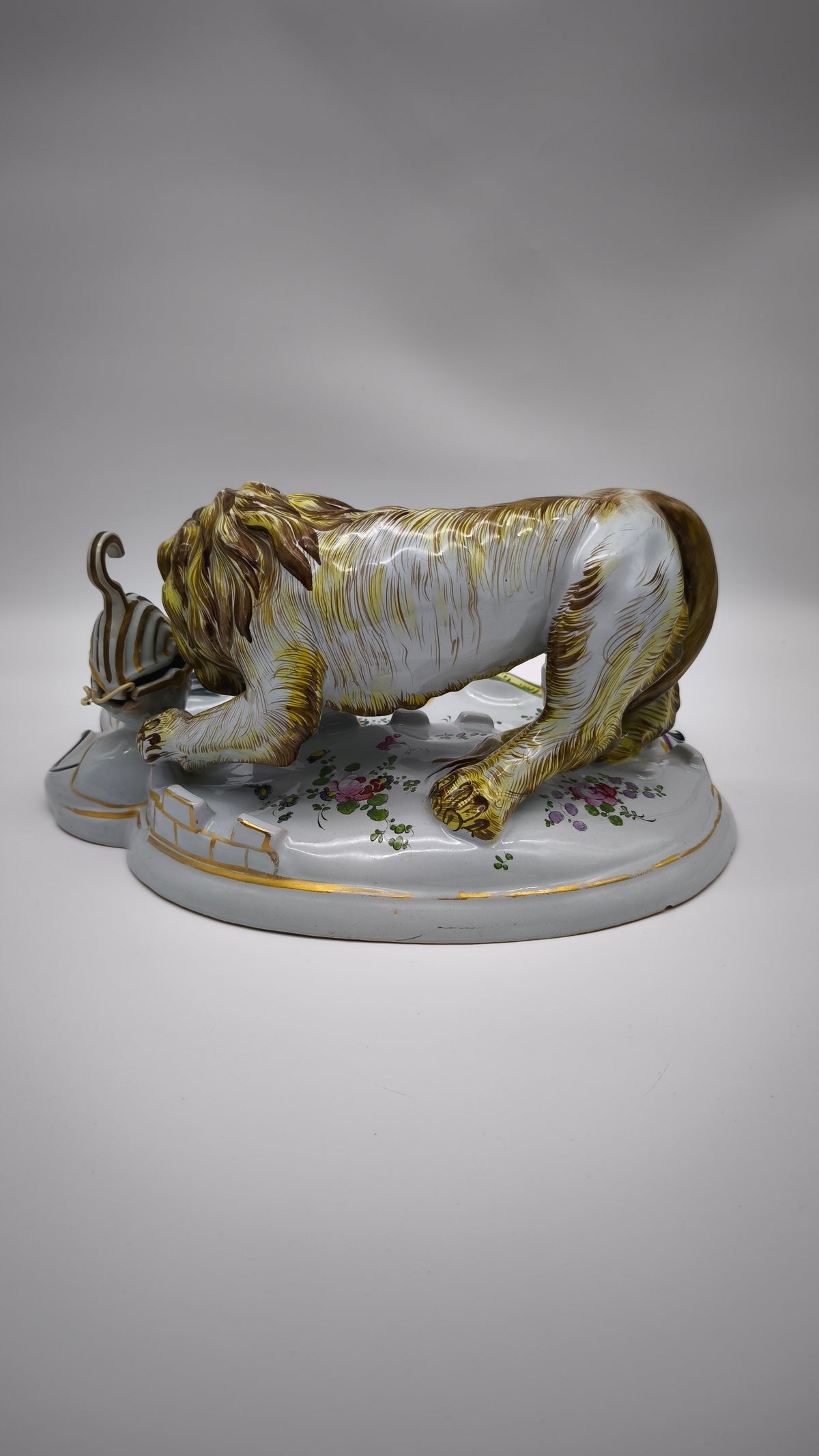 93880 Calamaio in maiolica dipinta con leone rampante, XIX secolo