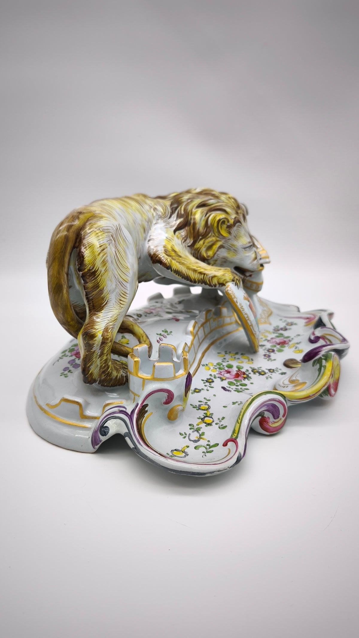 93880 Calamaio in maiolica dipinta con leone rampante, XIX secolo