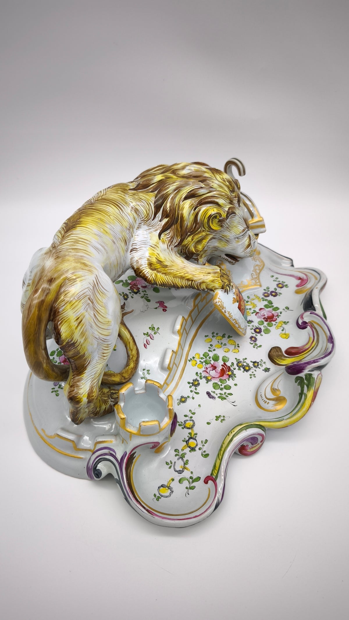 93880 Calamaio in maiolica dipinta con leone rampante, XIX secolo