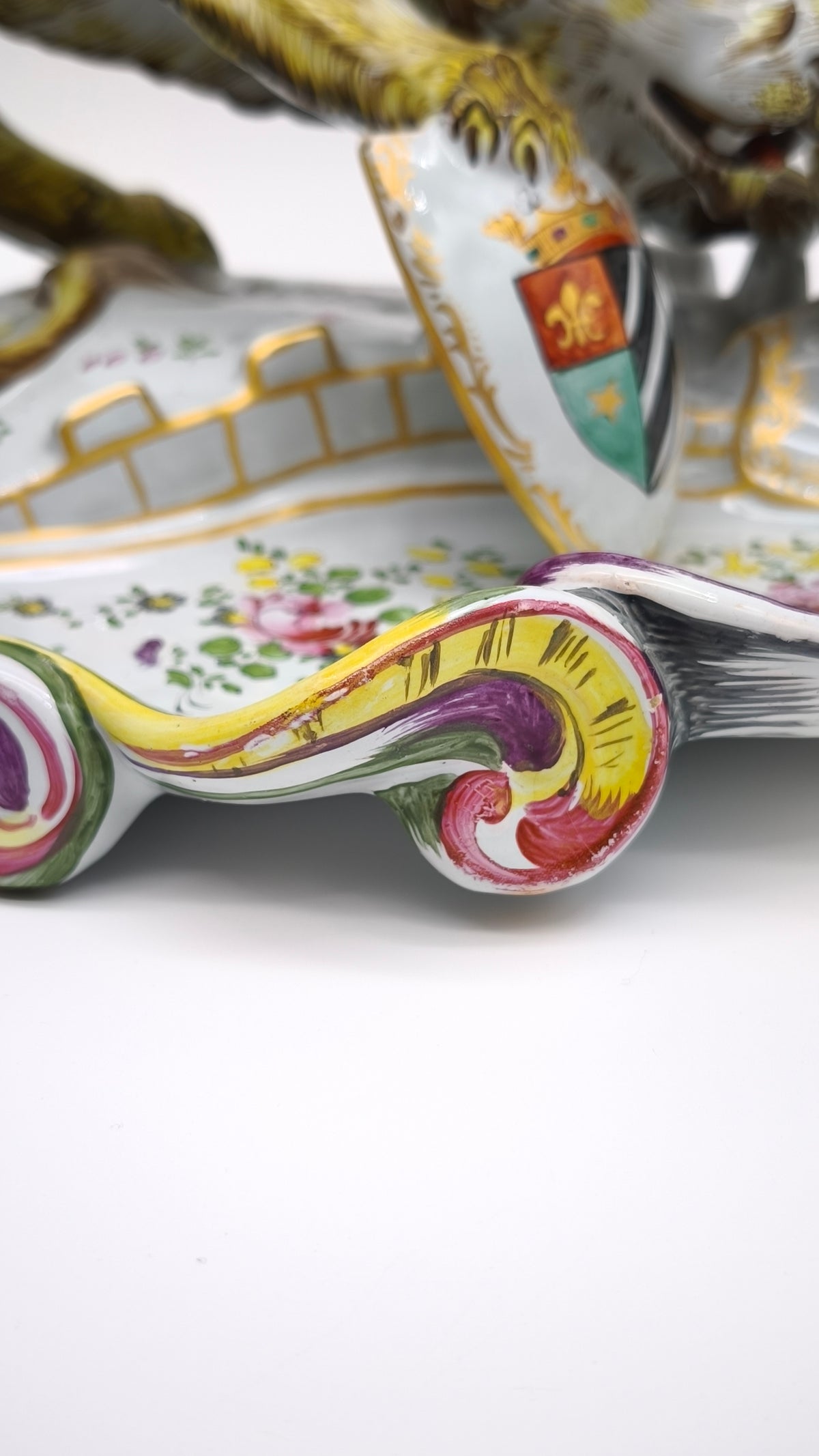 93880 Calamaio in maiolica dipinta con leone rampante, XIX secolo