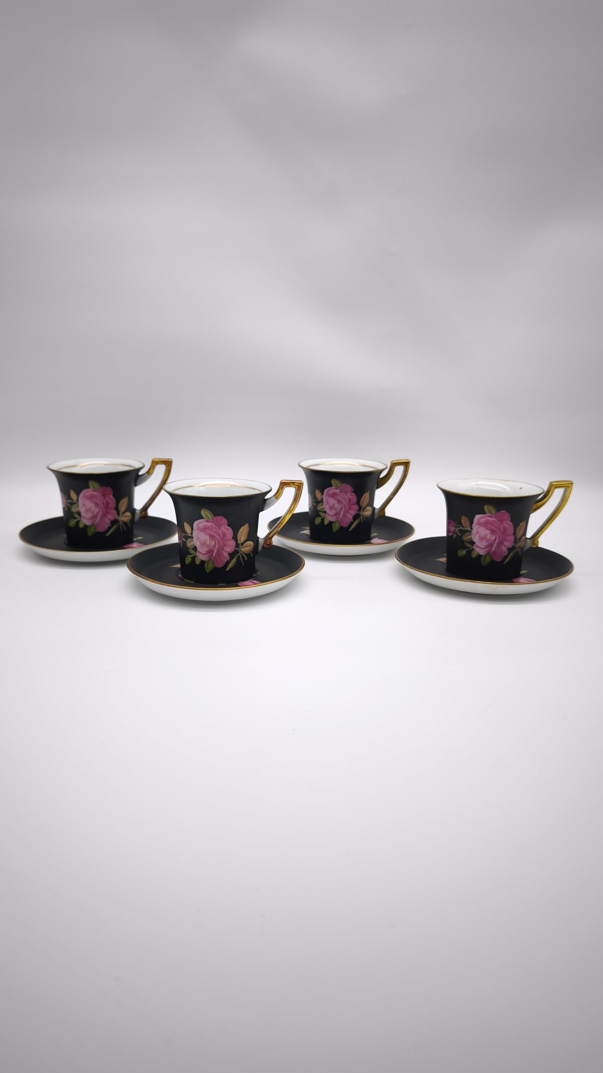 93826 Set n 4 tazzine con piattino in ceramica Limoges Sévrès nere con decorazione rose