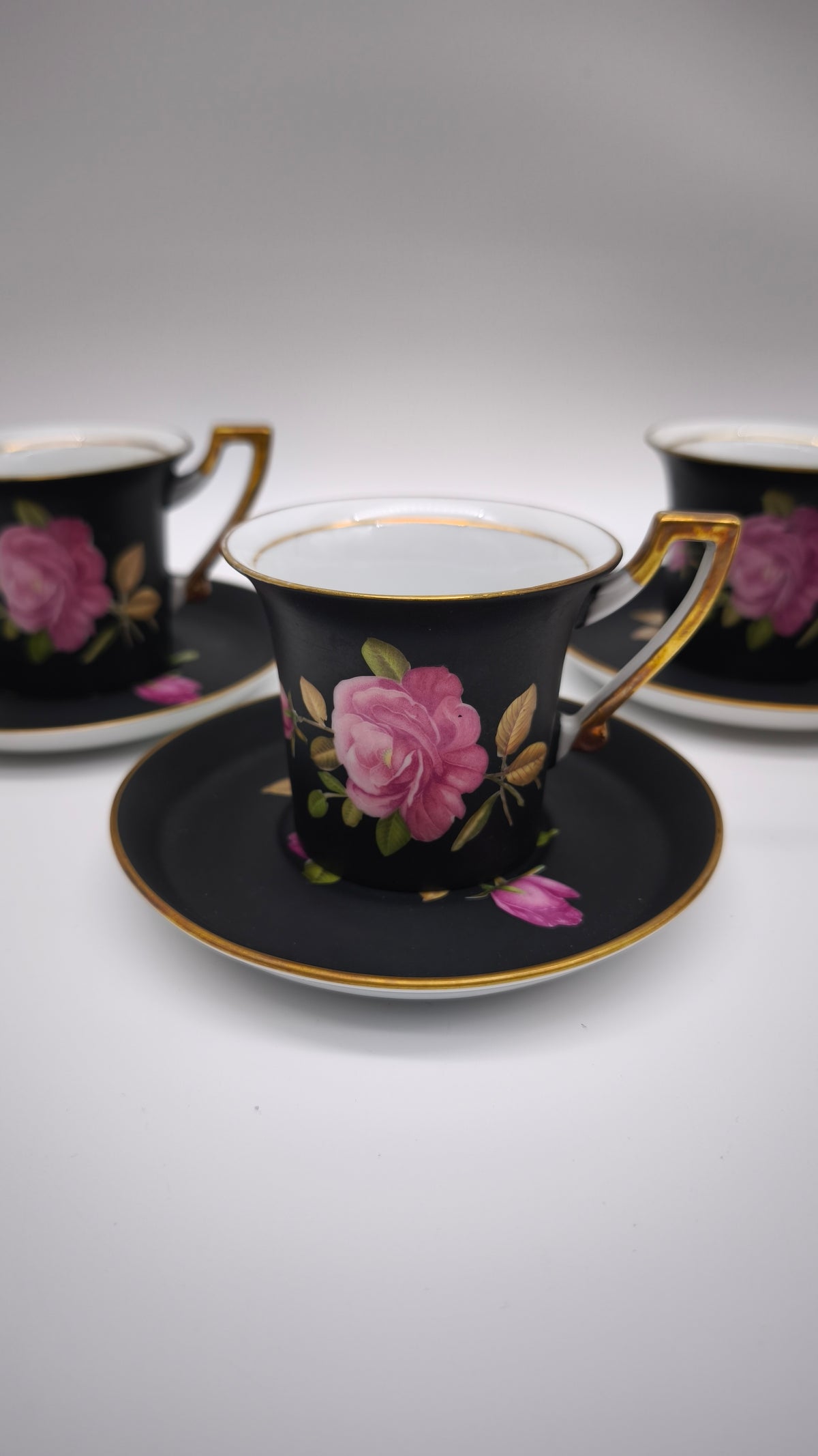 93826 Set n 4 tazzine con piattino in ceramica Limoges Sévrès nere con decorazione rose