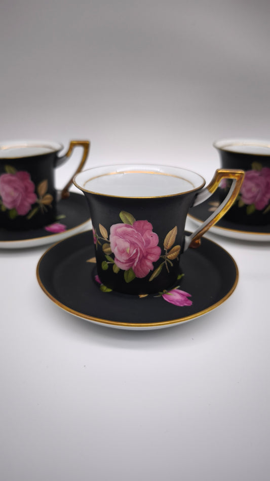 93826 Set n 4 tazzine con piattino in ceramica Limoges Sévrès nere con decorazione rose