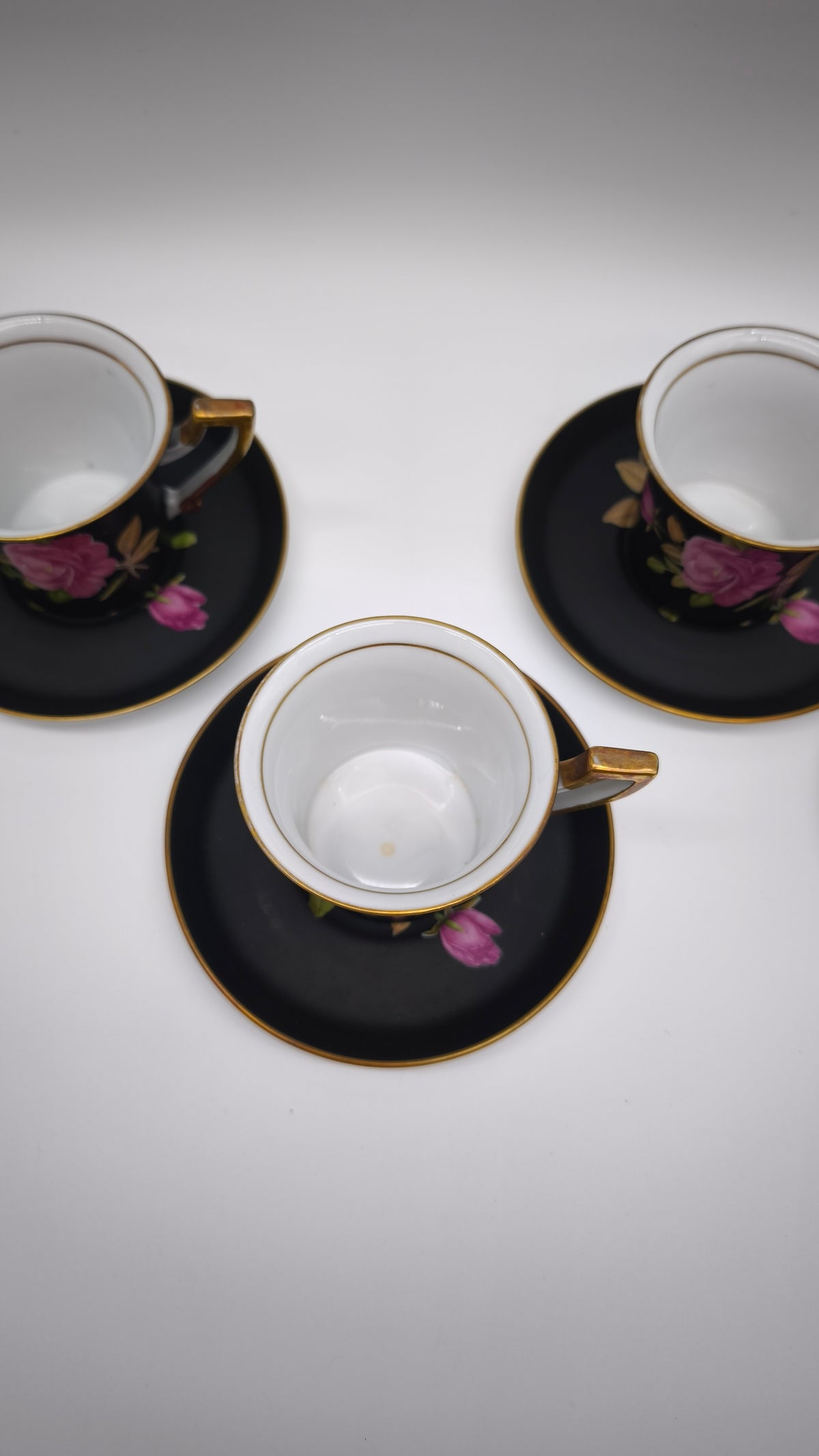 93826 Set n 4 tazzine con piattino in ceramica Limoges Sévrès nere con decorazione rose