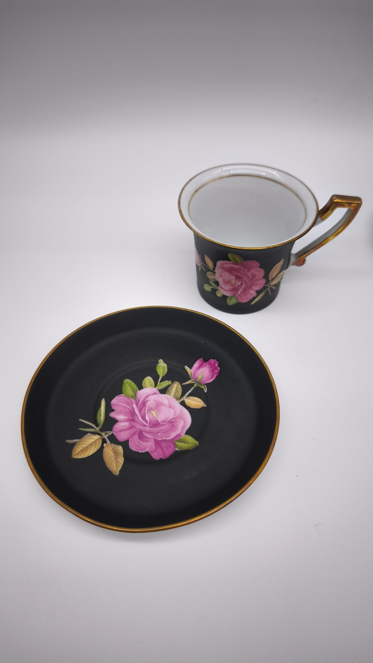 93826 Set n 4 tazzine con piattino in ceramica Limoges Sévrès nere con decorazione rose