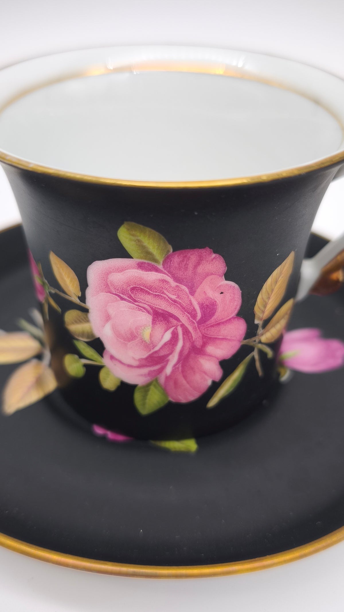 93826 Set n 4 tazzine con piattino in ceramica Limoges Sévrès nere con decorazione rose
