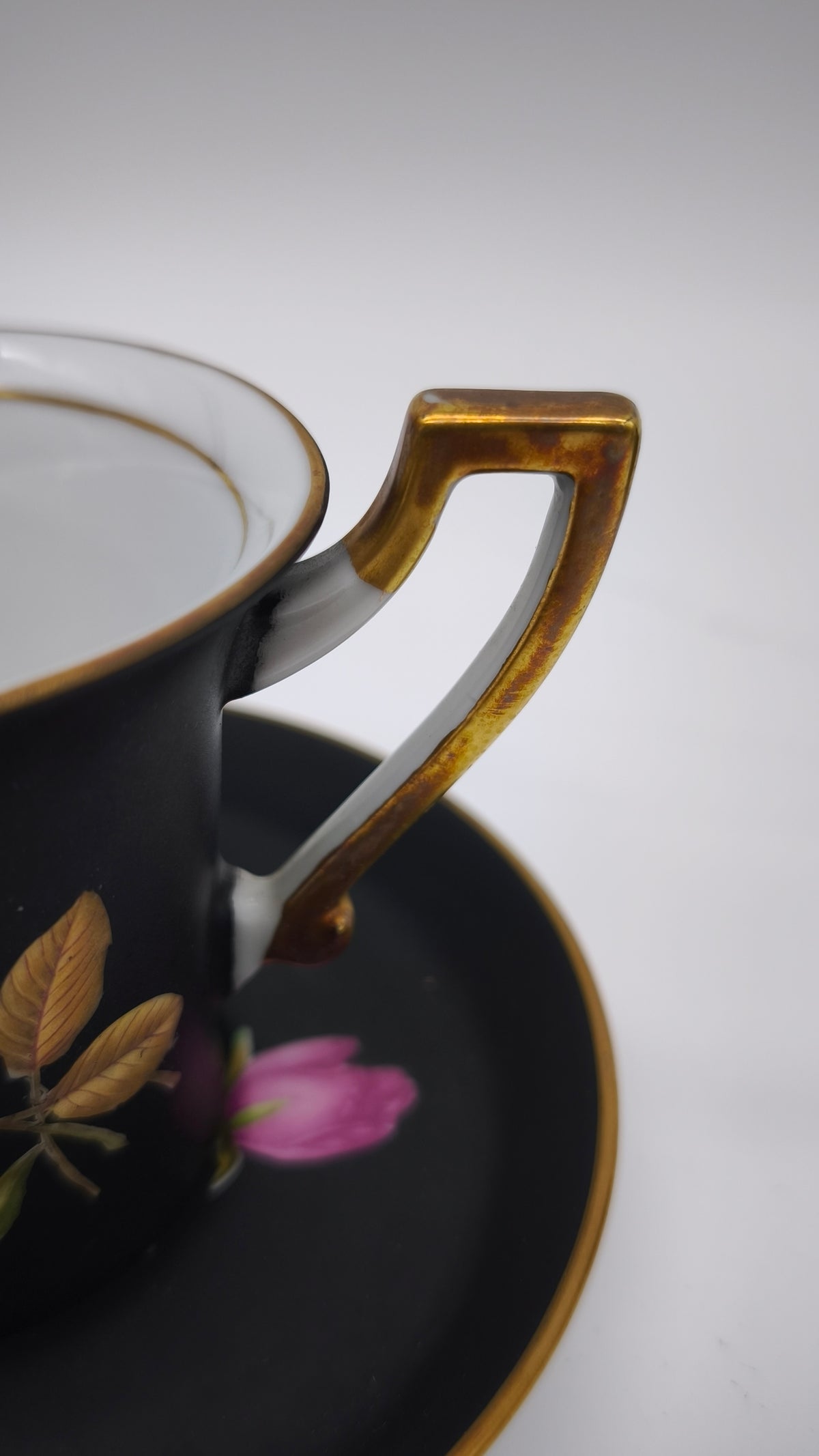 93826 Set n 4 tazzine con piattino in ceramica Limoges Sévrès nere con decorazione rose