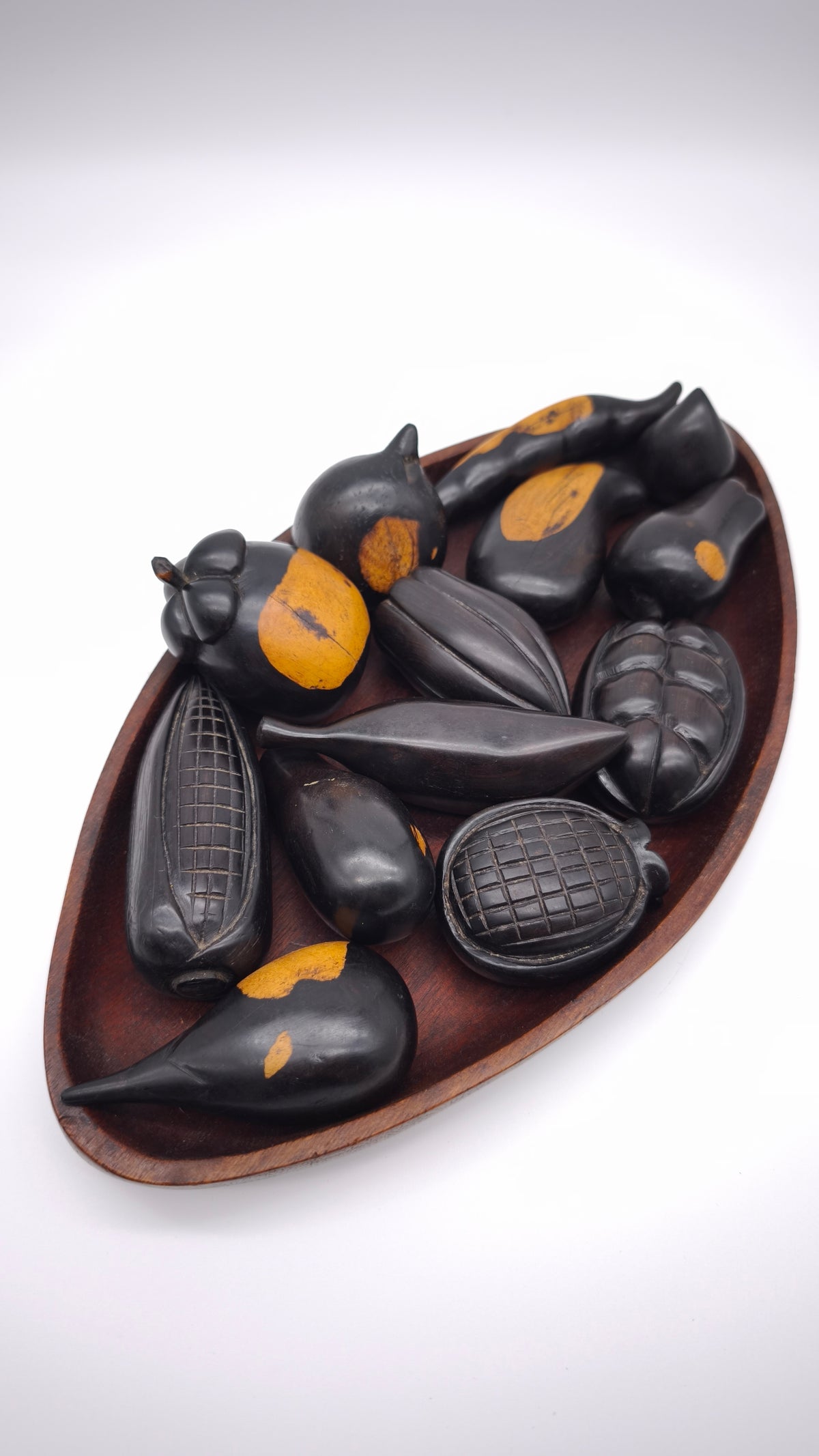 93945 Set di frutta in legno etnico intagliato con vassoio
