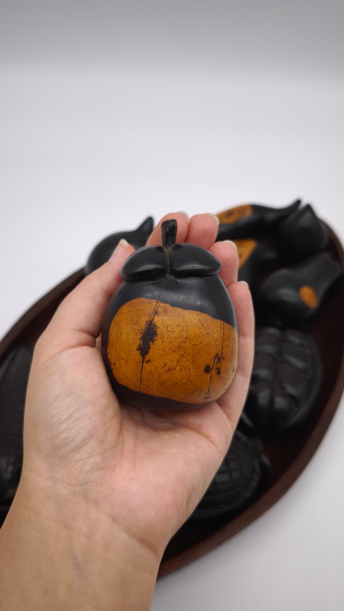 93945 Set di frutta in legno etnico intagliato con vassoio