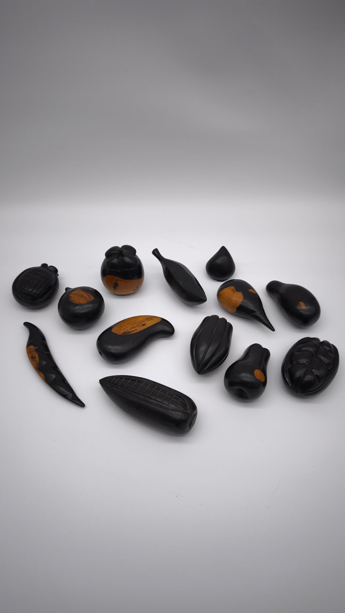 93945 Set di frutta in legno etnico intagliato con vassoio