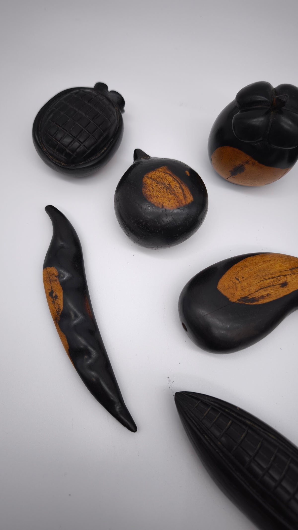 93945 Set di frutta in legno etnico intagliato con vassoio