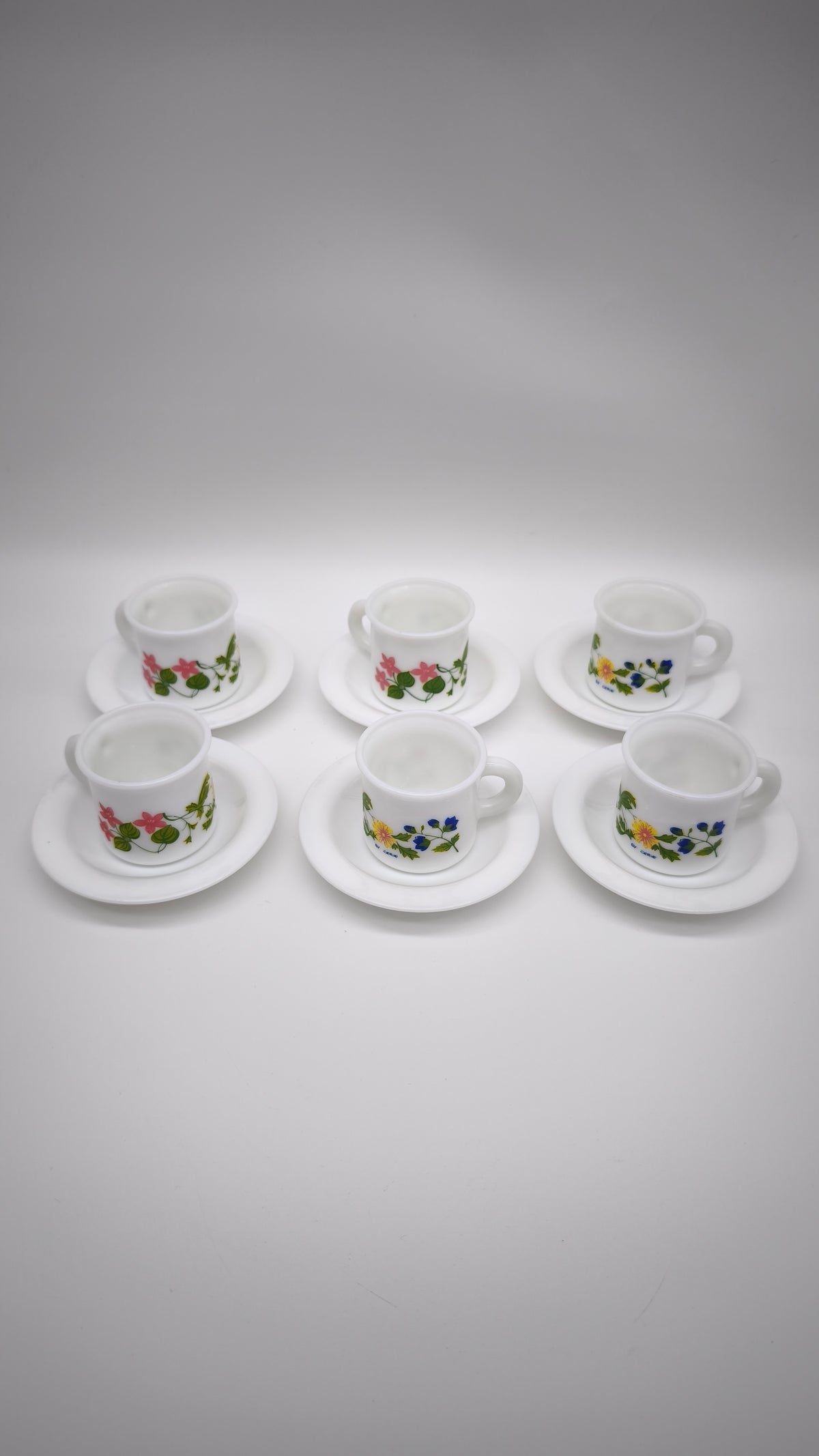 93915 Set n 6 tazzine con piattino in arcopal con decorazione a motivo floreale