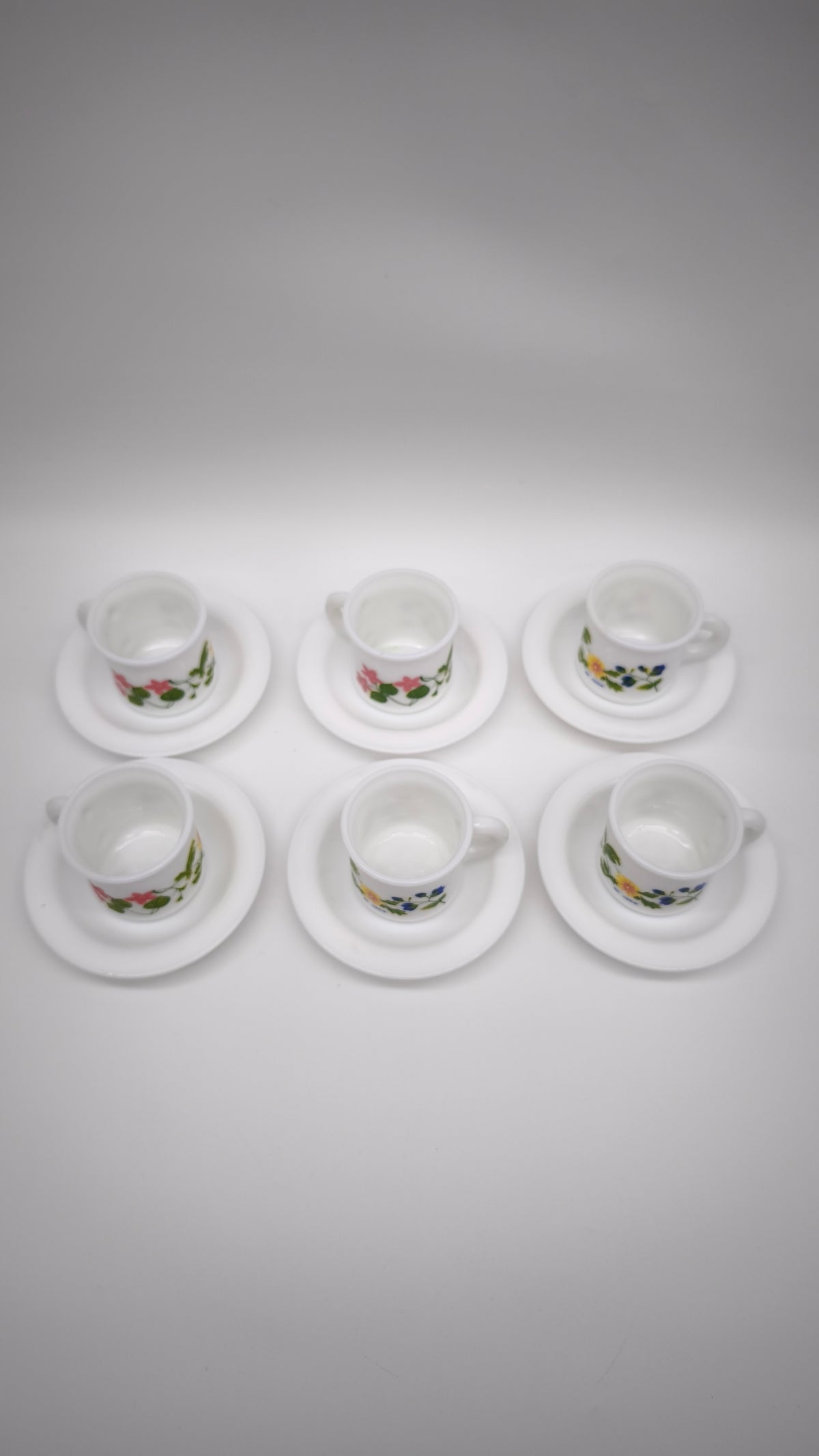 93915 Set n 6 tazzine con piattino in arcopal con decorazione a motivo floreale