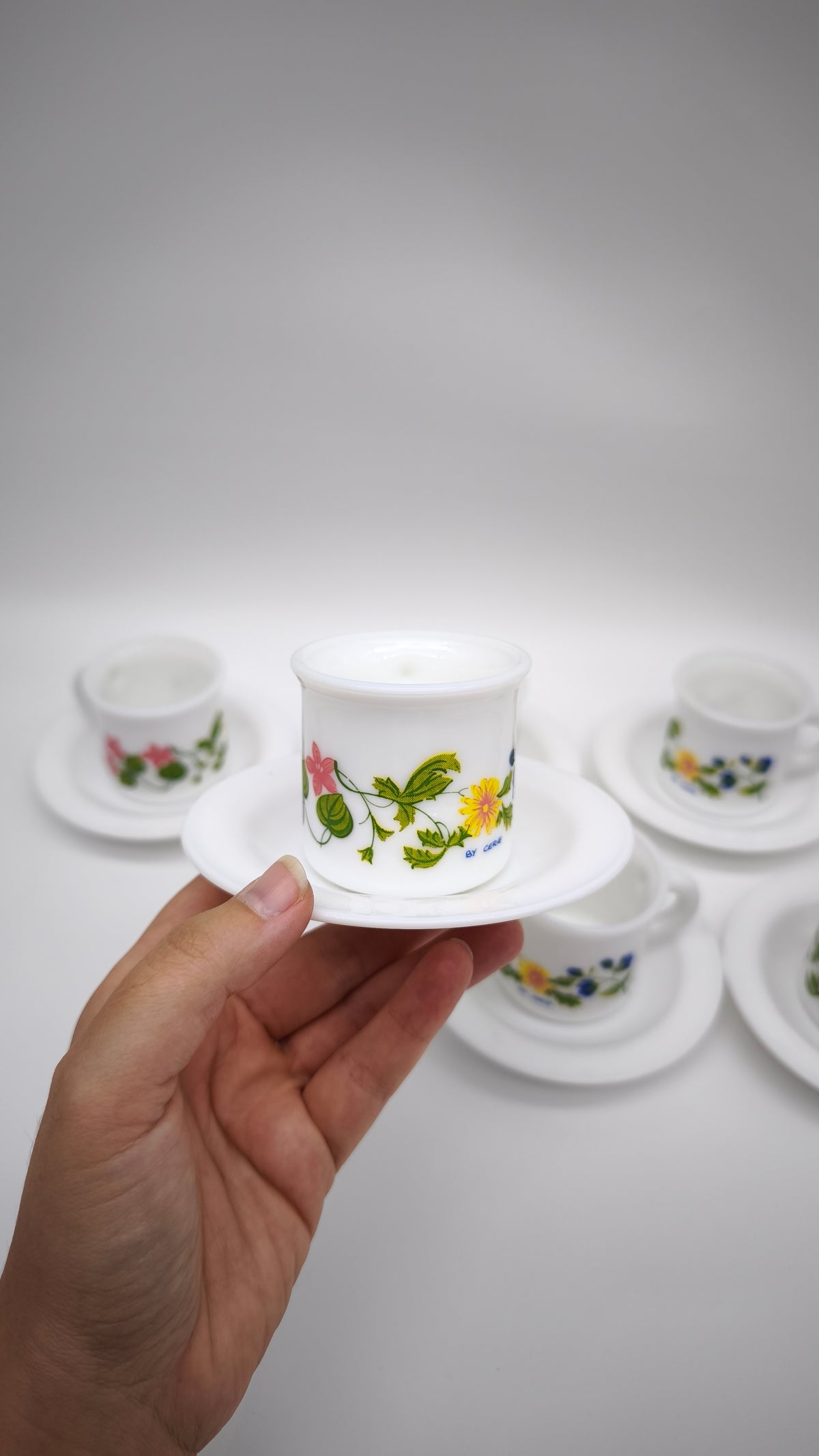 93915 Set n 6 tazzine con piattino in arcopal con decorazione a motivo floreale