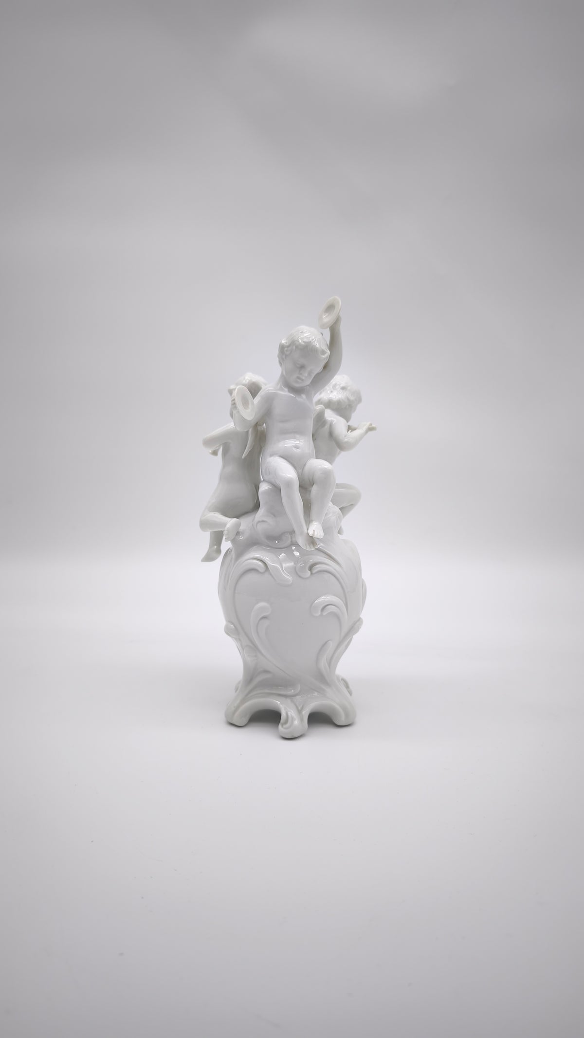 93872 Gruppo di puttini suonatori su uovo in ceramica bianca Ginori (Capodimonte)