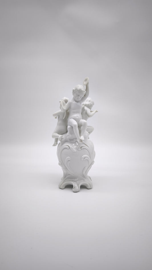 93872 Gruppo di puttini suonatori su uovo in ceramica bianca Ginori (Capodimonte)