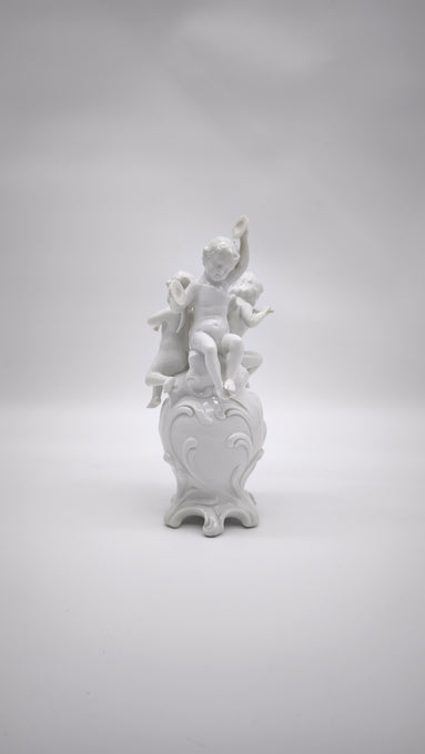 93872 Gruppo di puttini suonatori su uovo in ceramica bianca Ginori (Capodimonte)