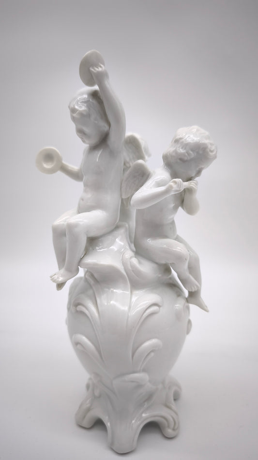 93872 Gruppo di puttini suonatori su uovo in ceramica bianca Ginori (Capodimonte)