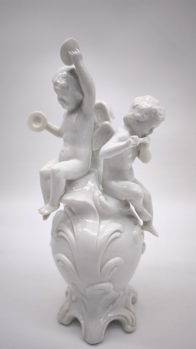 93872 Gruppo di puttini suonatori su uovo in ceramica bianca Ginori (Capodimonte)