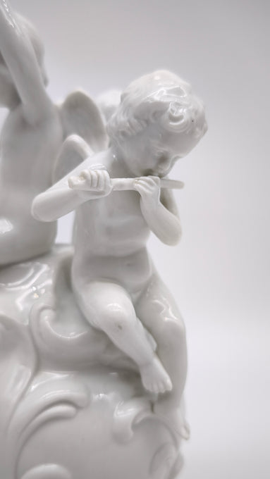 93872 Gruppo di puttini suonatori su uovo in ceramica bianca Ginori (Capodimonte)