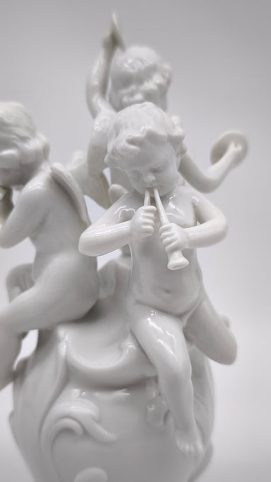 93872 Gruppo di puttini suonatori su uovo in ceramica bianca Ginori (Capodimonte)