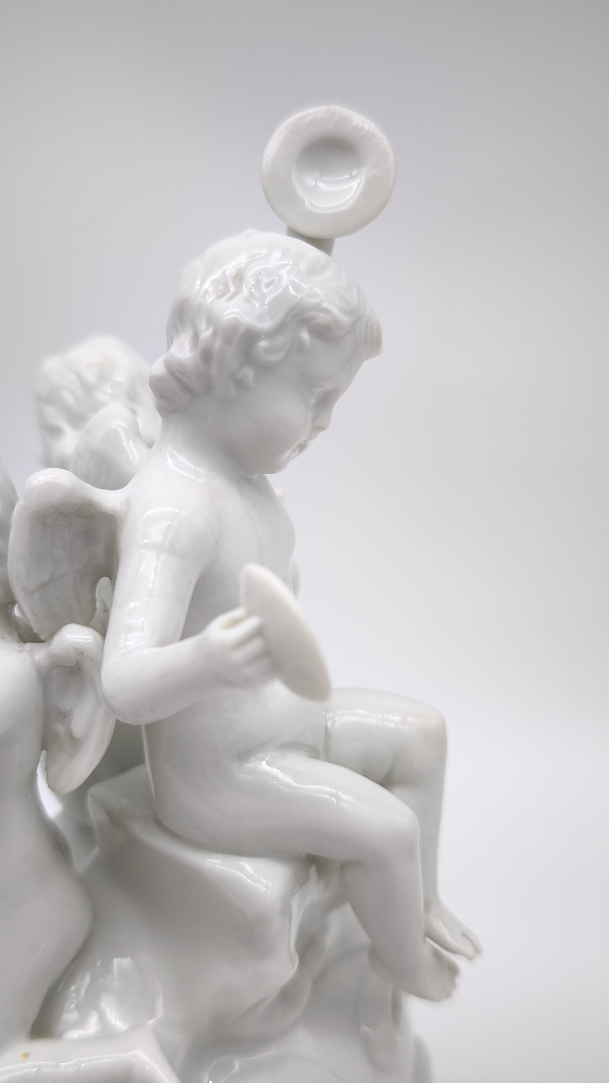 93872 Gruppo di puttini suonatori su uovo in ceramica bianca Ginori (Capodimonte)