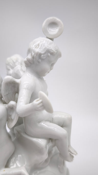 93872 Gruppo di puttini suonatori su uovo in ceramica bianca Ginori (Capodimonte)