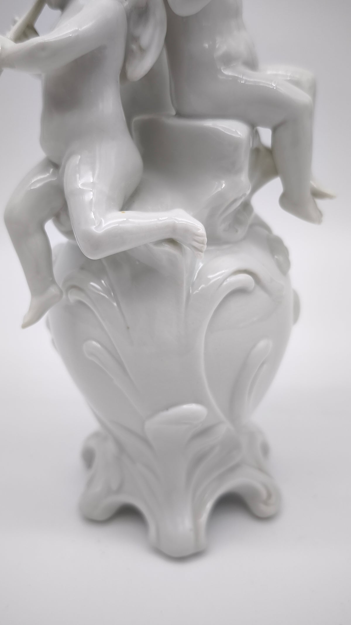 93872 Gruppo di puttini suonatori su uovo in ceramica bianca Ginori (Capodimonte)
