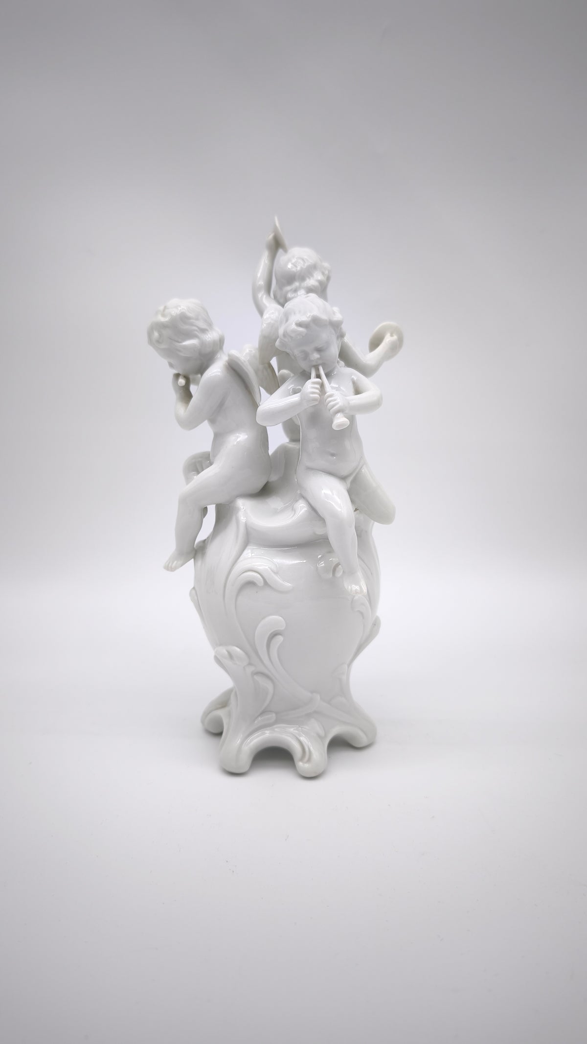 93872 Gruppo di puttini suonatori su uovo in ceramica bianca Ginori (Capodimonte)