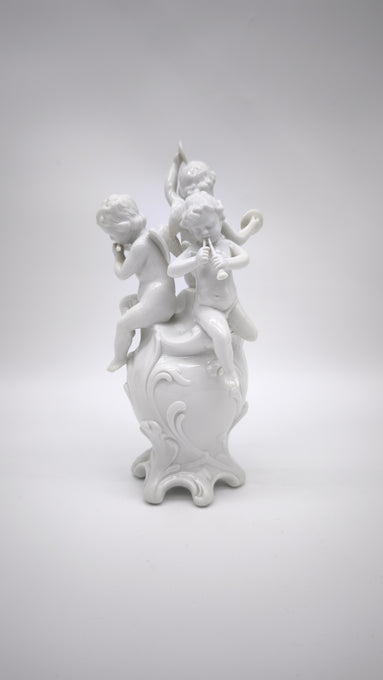 93872 Gruppo di puttini suonatori su uovo in ceramica bianca Ginori (Capodimonte)