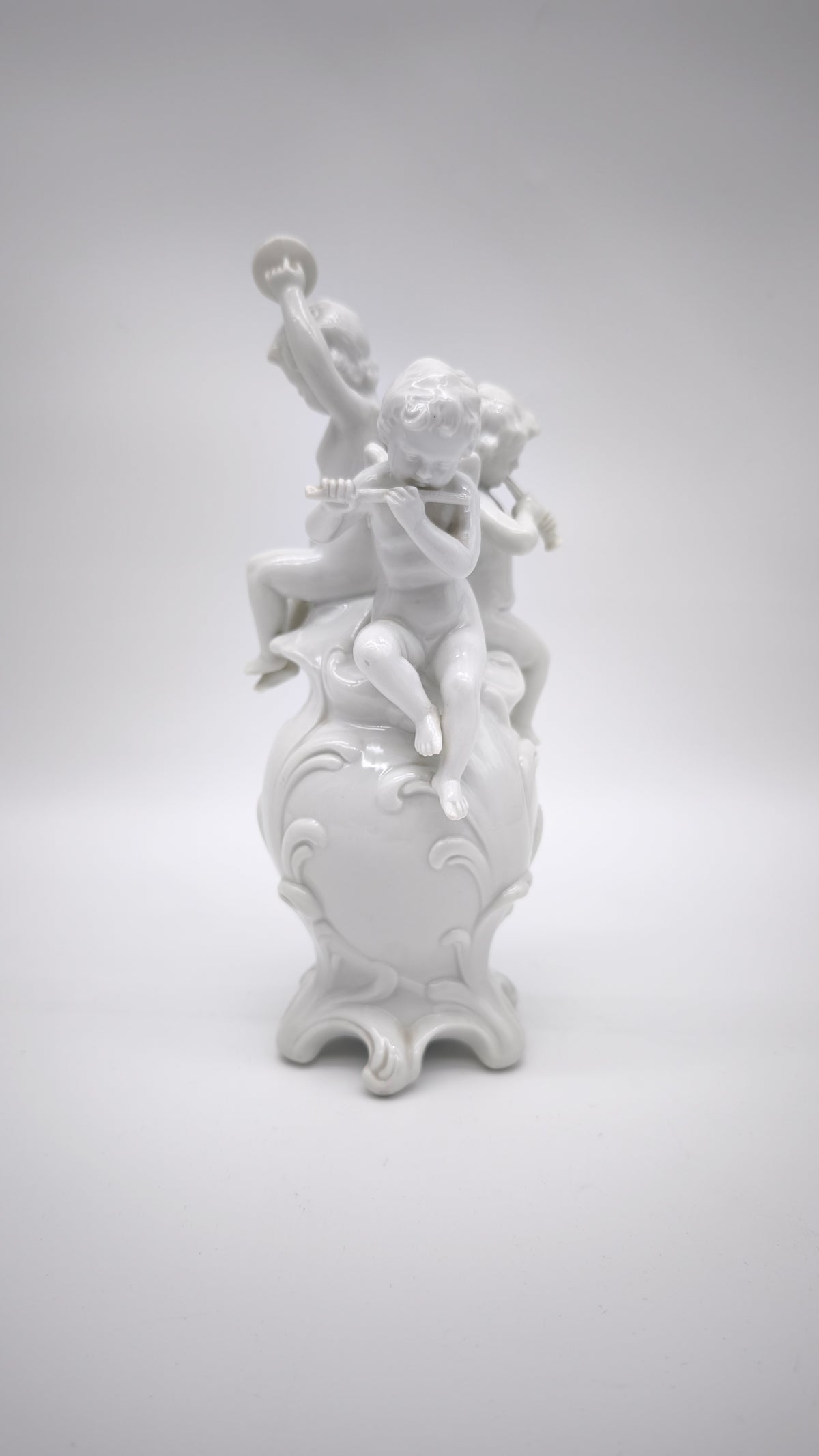 93872 Gruppo di puttini suonatori su uovo in ceramica bianca Ginori (Capodimonte)