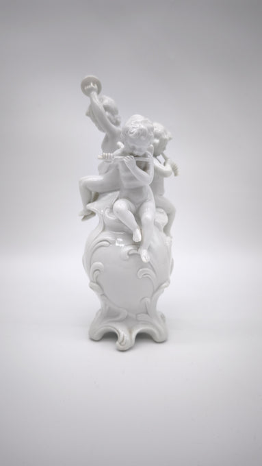 93872 Gruppo di puttini suonatori su uovo in ceramica bianca Ginori (Capodimonte)