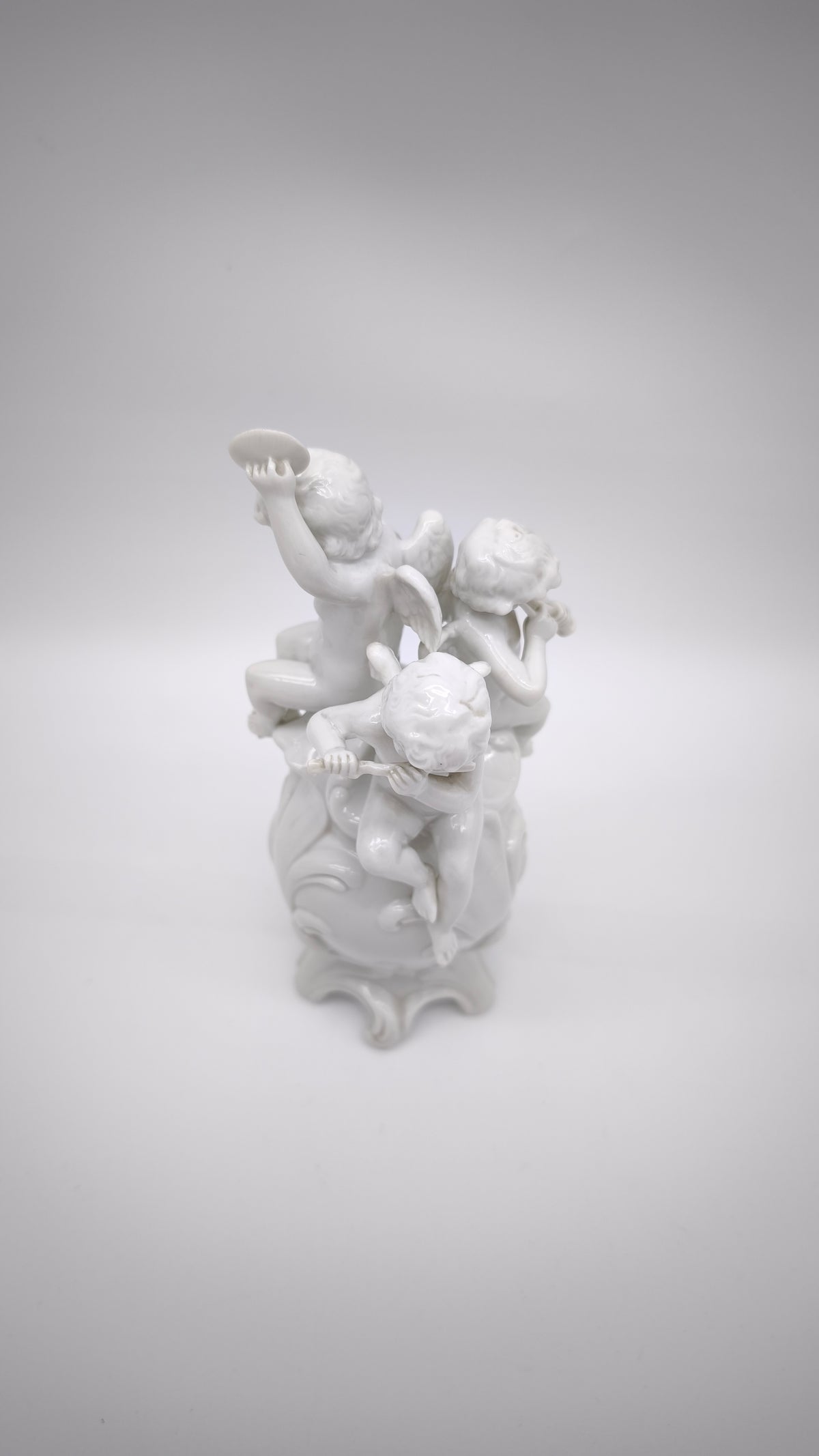 93872 Gruppo di puttini suonatori su uovo in ceramica bianca Ginori (Capodimonte)